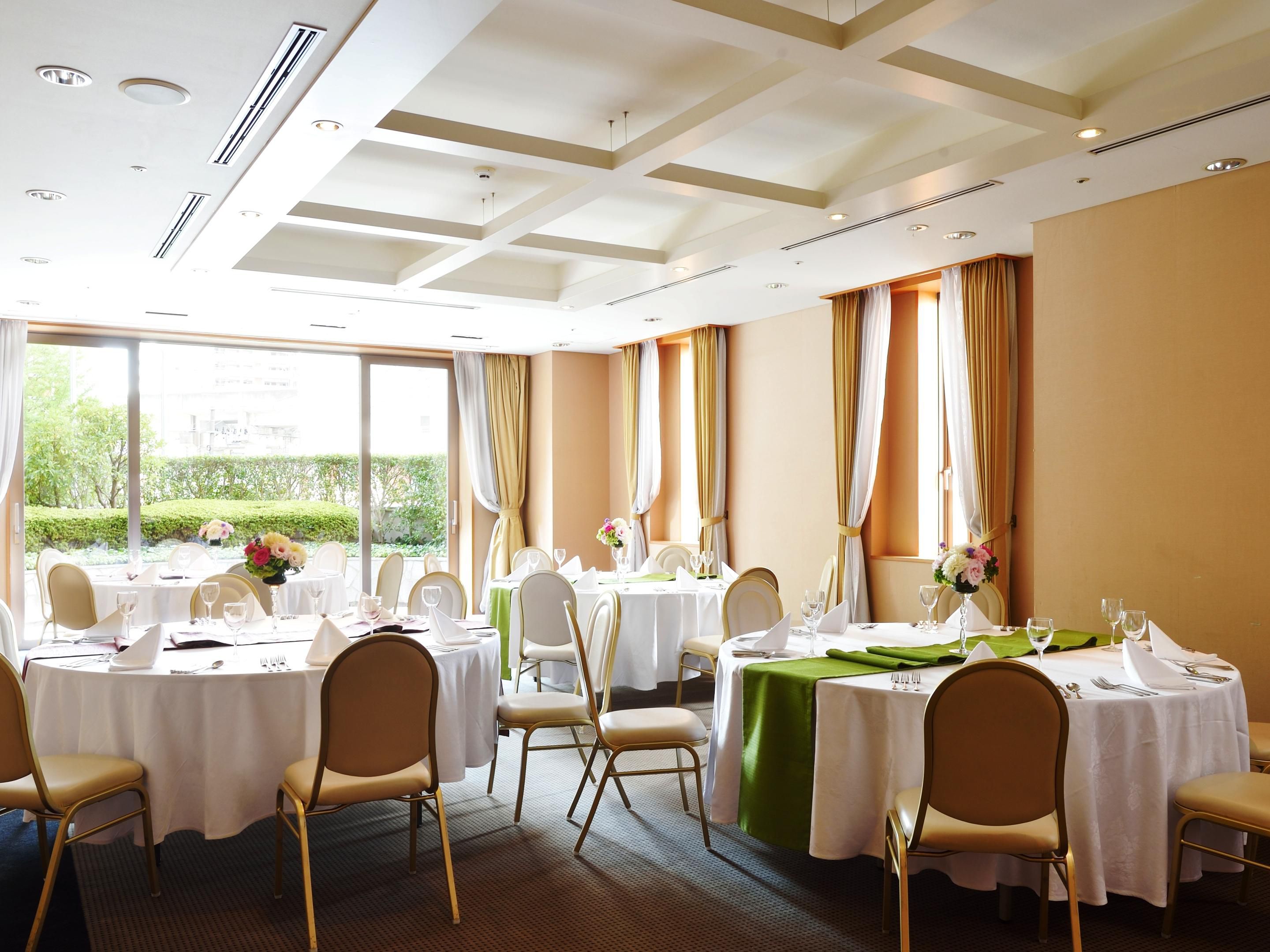 It is possible to change the contents according to your budget and requests, and we will offer a plan that suits the scene. 
Please do not hesitate to contact us. 
Inquiries: Phone 022-256-5130 / Email chefs_table@anaholidayinn-sendai.jp