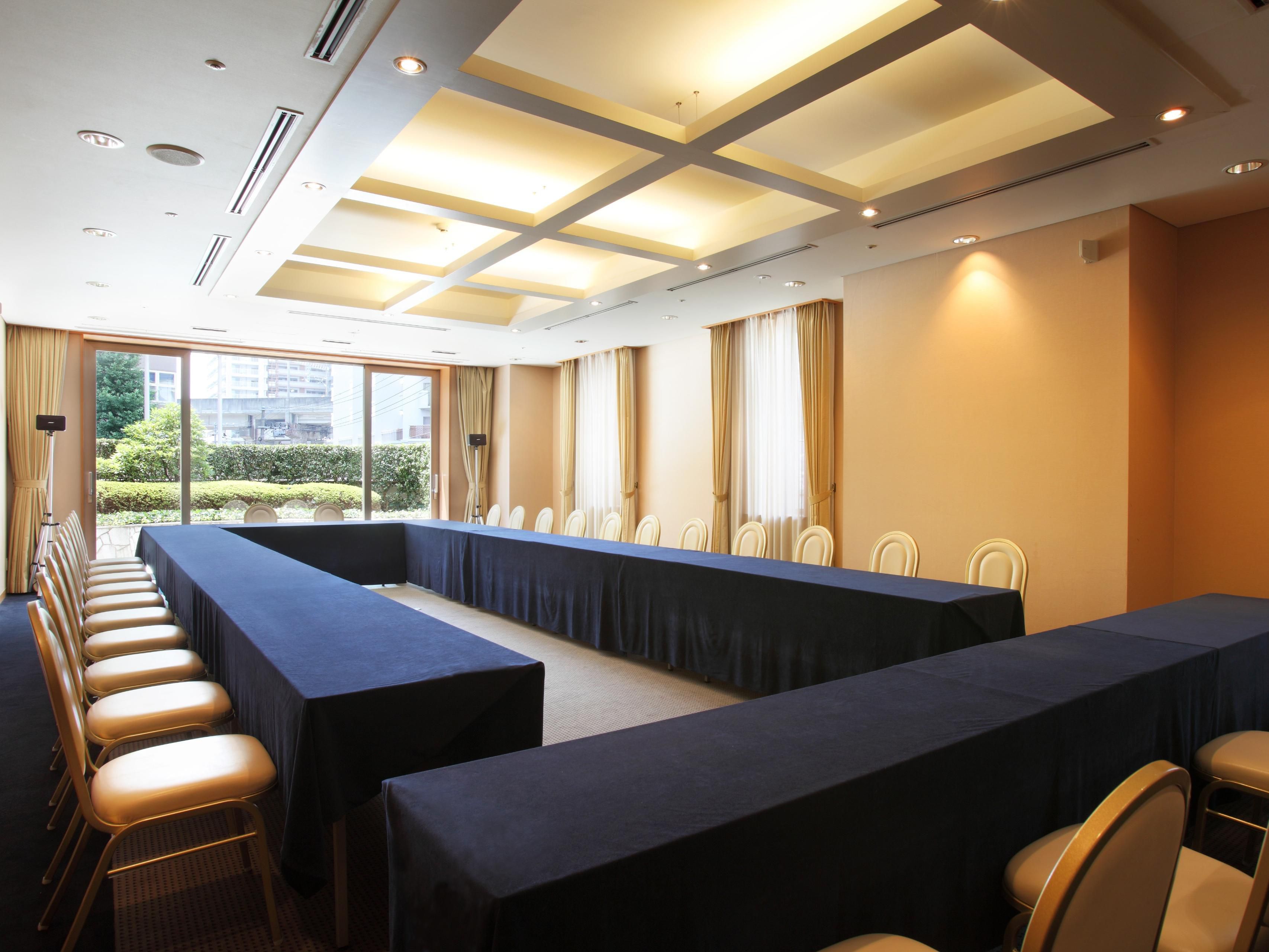 74m² "function room" with large windows. You can use it according to your needs such as important meetings, exhibitions, dinners and banquets. We also recommend the best plan for our customers, so please feel free to contact us if you have any budget or wishes.