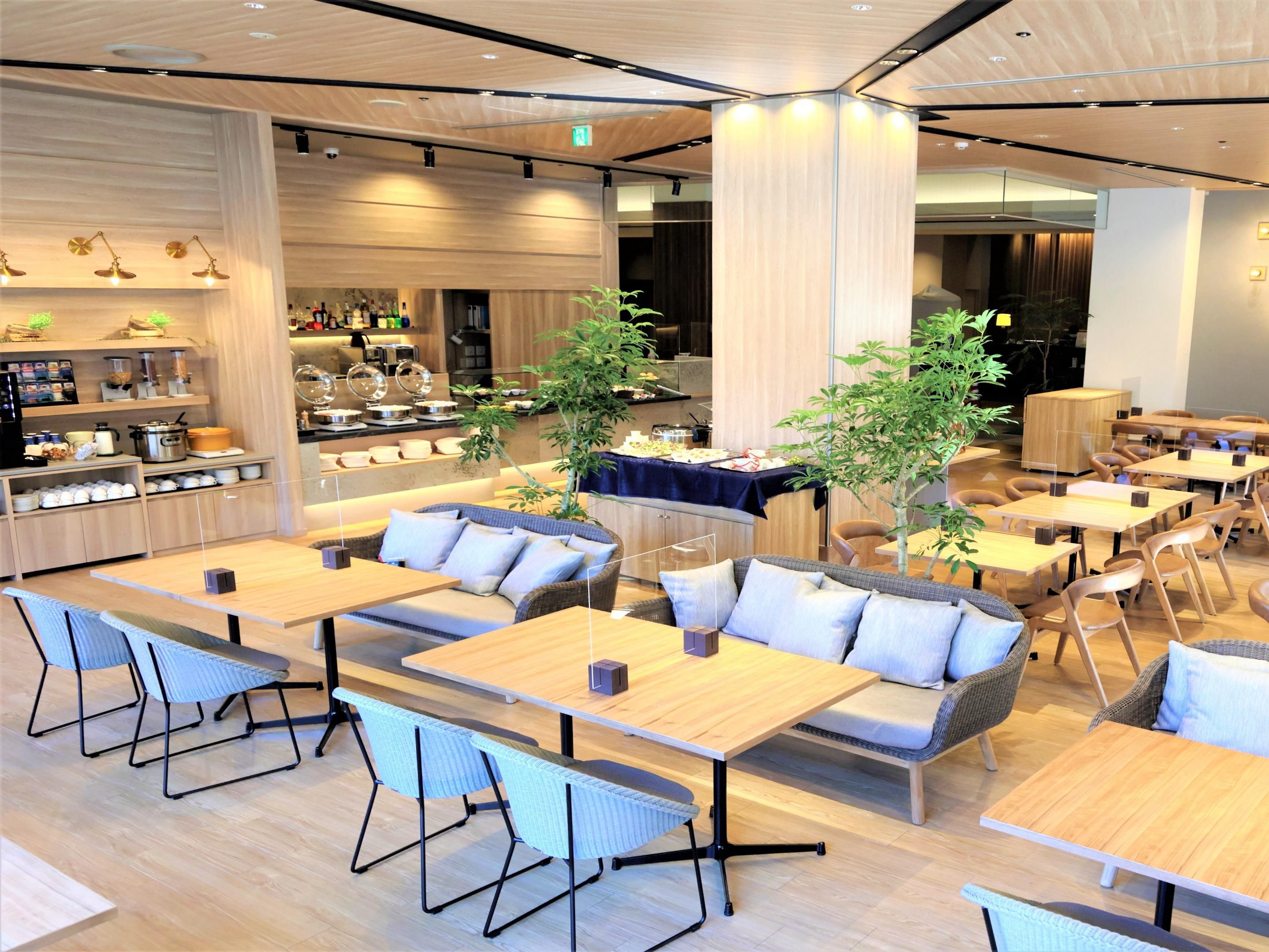 A restaurant with large windows that let in natural light. The sophisticated atmosphere of the store is unique to the hotel. Please spend a time in a higher quality space than usual. We have a wide variety of menus, from à la carte menus to event menus. Tel: 022-256-5130. Email: chefs_table@anaholidayinn-sendai.jp