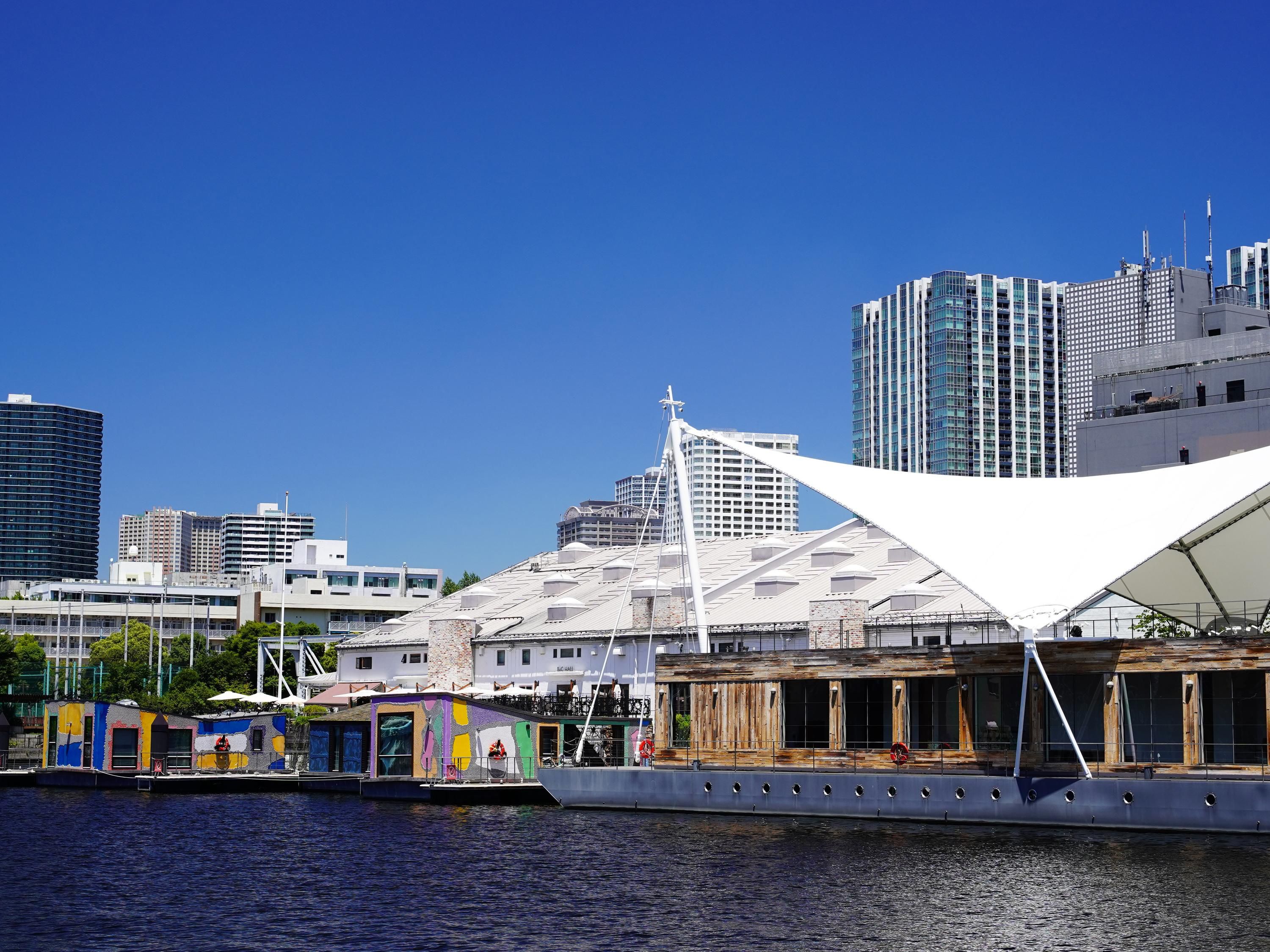 Located in Tokyo’s bayside area, our hotel is just 15 minutes from Tokyo Station by train or car, and 14 minutes from Haneda Airport via Tokyo Monorail. Slightly removed from the bustle of the city, this seaside location offers both tranquility and convenience—an ideal new base for your Tokyo stay.