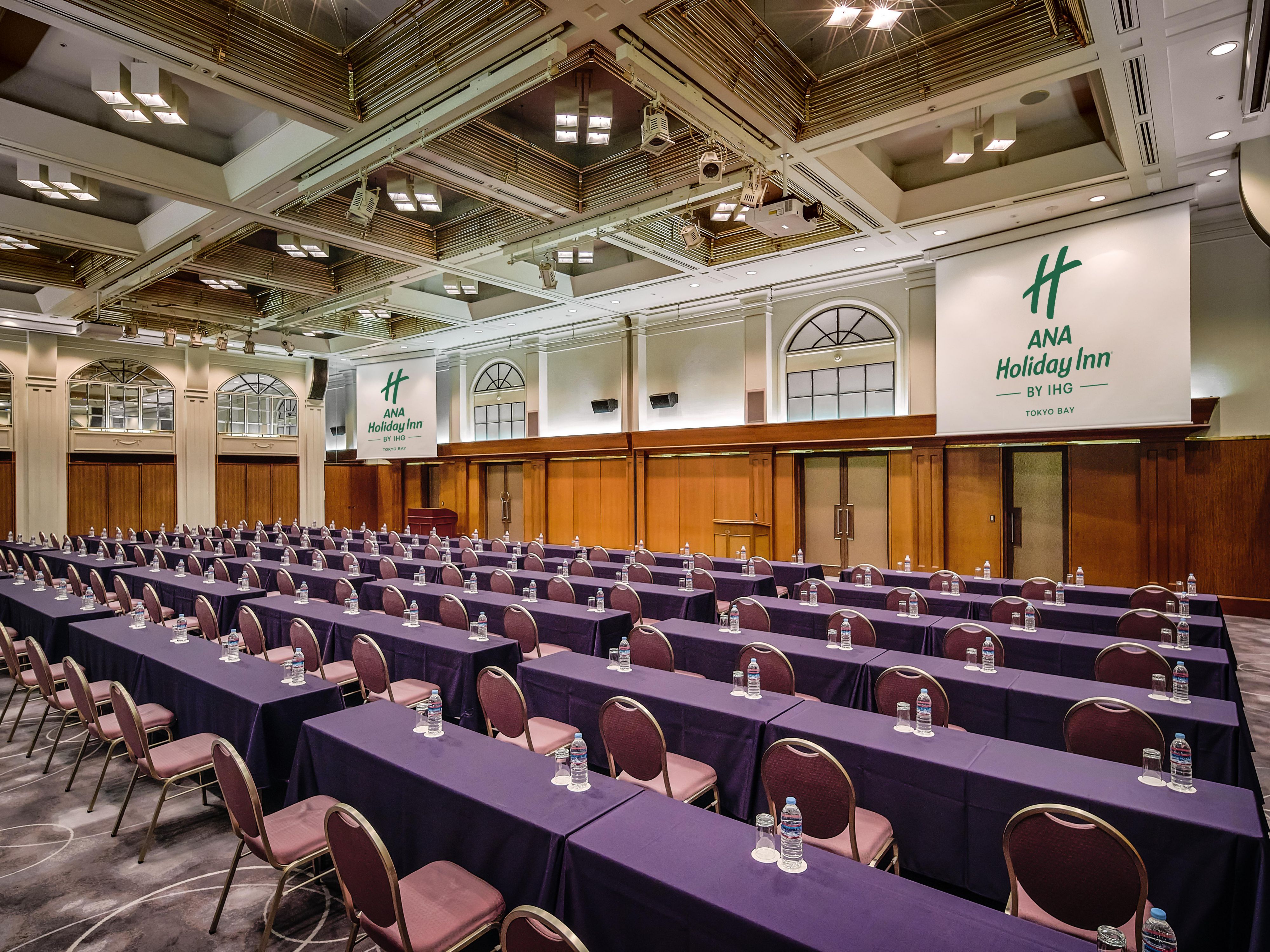 Our hotel features five banquet rooms that can accommodate various needs, from parties and meetings to seminars. Each room comes fully equipped with screens, speakers, and more—ideal for enjoying meals or meetings with a beautiful view of Tokyo Bay.