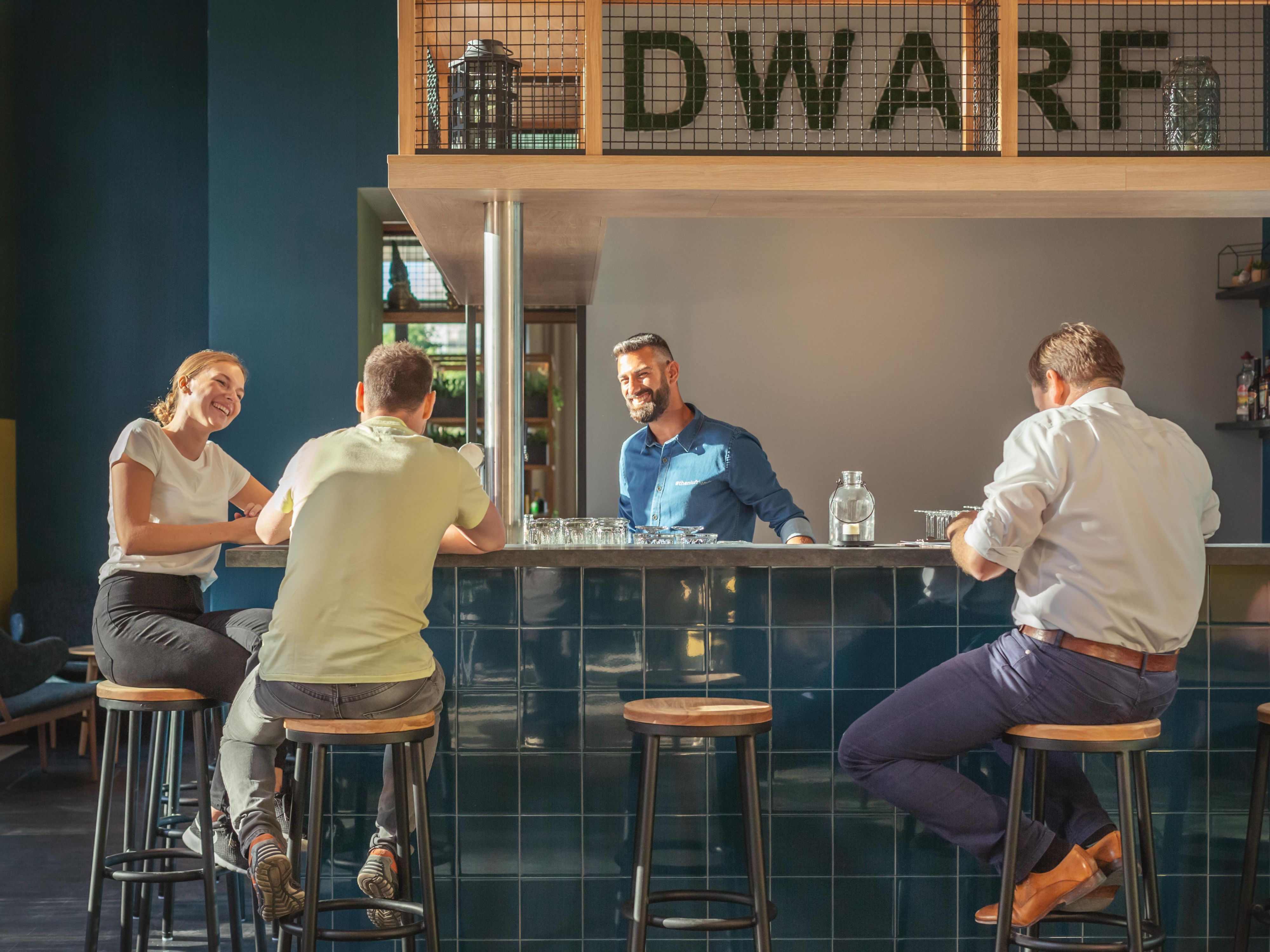 Whether sparkling, refreshing, or aromatic—our hotel bar has something for every taste: from beer and wine to gin, soft drinks, iced tea, or water. Our bartenders provide moments of pure enjoyment with daily specials—perfect for enjoying ice-cold and celebrating the moment!