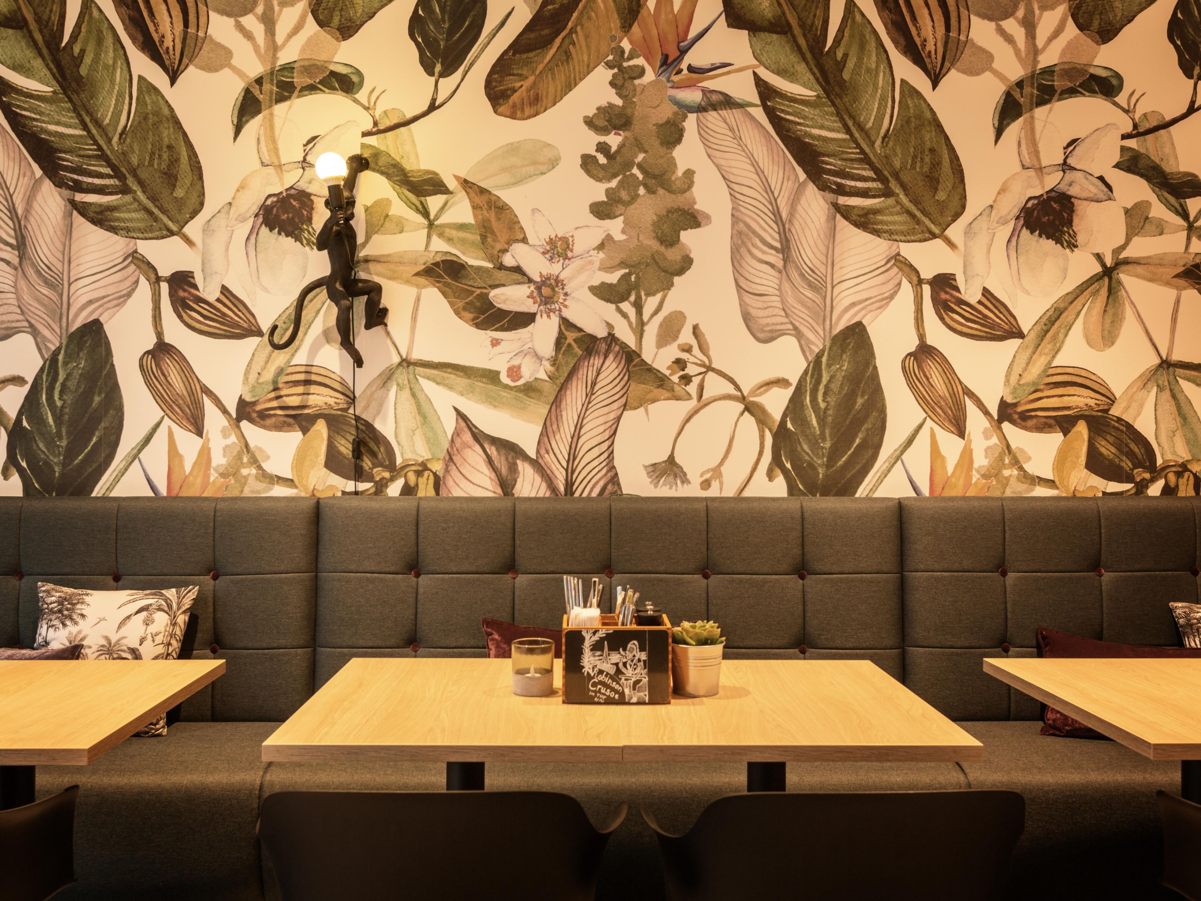 Comfortable, bright and inviting - our Living Lobby is the ideal place to switch off or work productively. With numerous power sockets, USB ports and free Wi-Fi, you are well equipped. Whether for a retreat, relaxed meeting or networking - here you will find exactly the space you need.