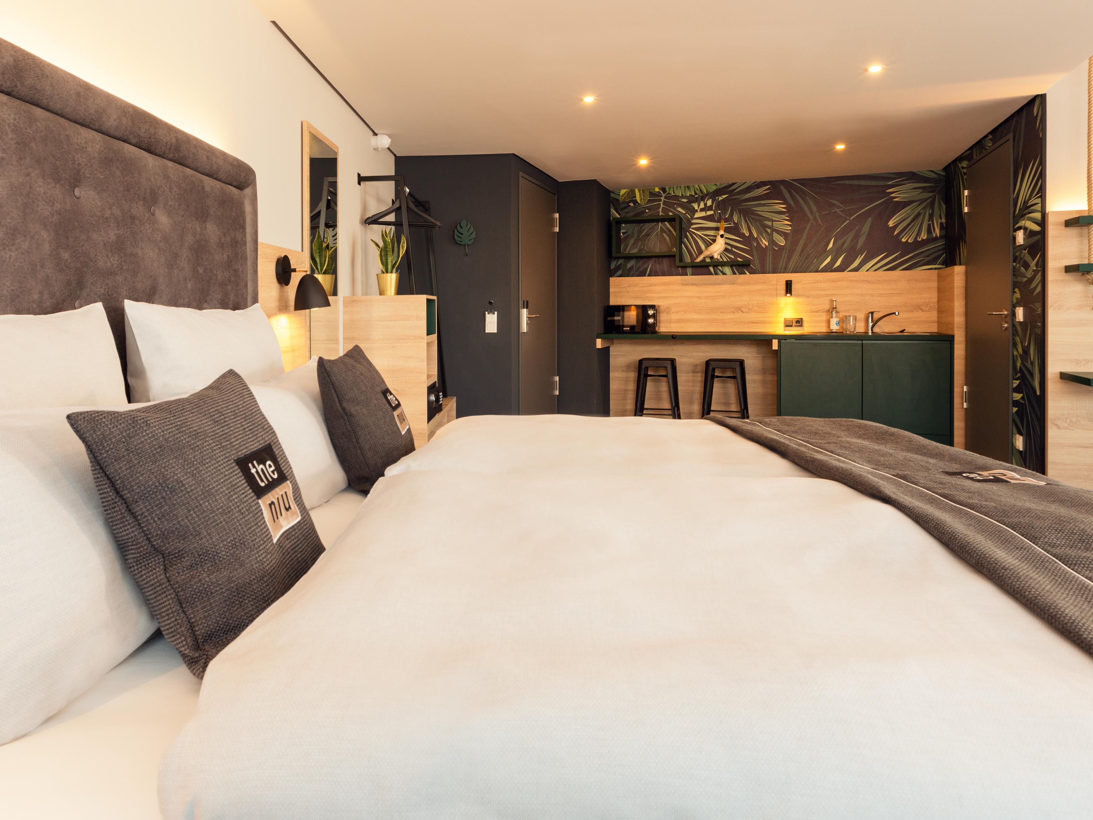 Whether you're staying longer or just want more independence, our Premium Rooms with a kitchenette offer everything you need: microwave, fridge, sink, and a Jacobs capsule coffee machine – including free coffee capsules. For stays of 6 nights or more, the room is fully equipped; for shorter stays, these items are available upon request.