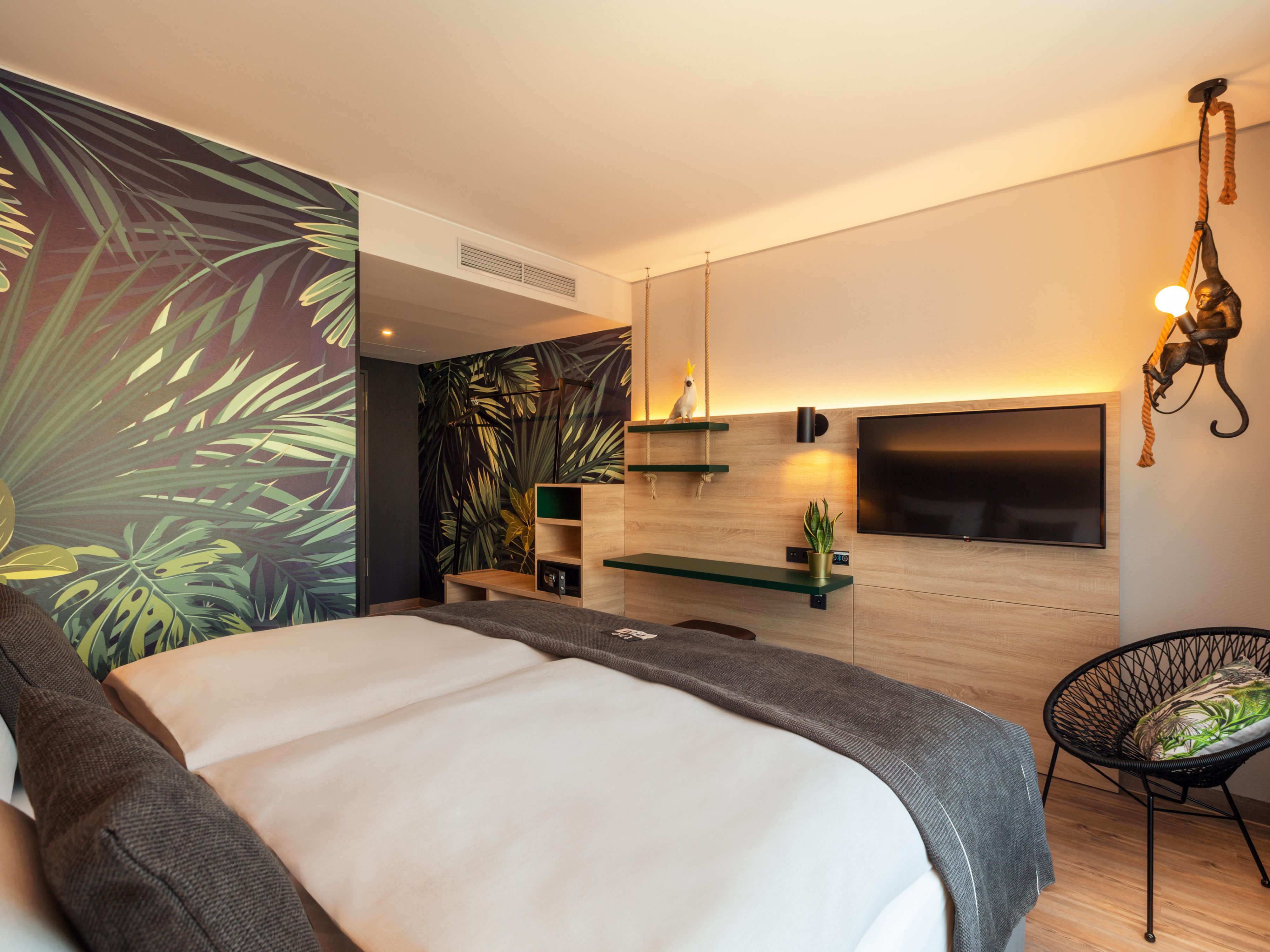 Whether it's your favorite song, exciting podcasts or the latest news - with us, you can start the day at your own pace. Connect your smartphone to the sound system in your room and organize your morning routine exactly the way you like it. Because nothing wakes you up better than your personal soundtrack.