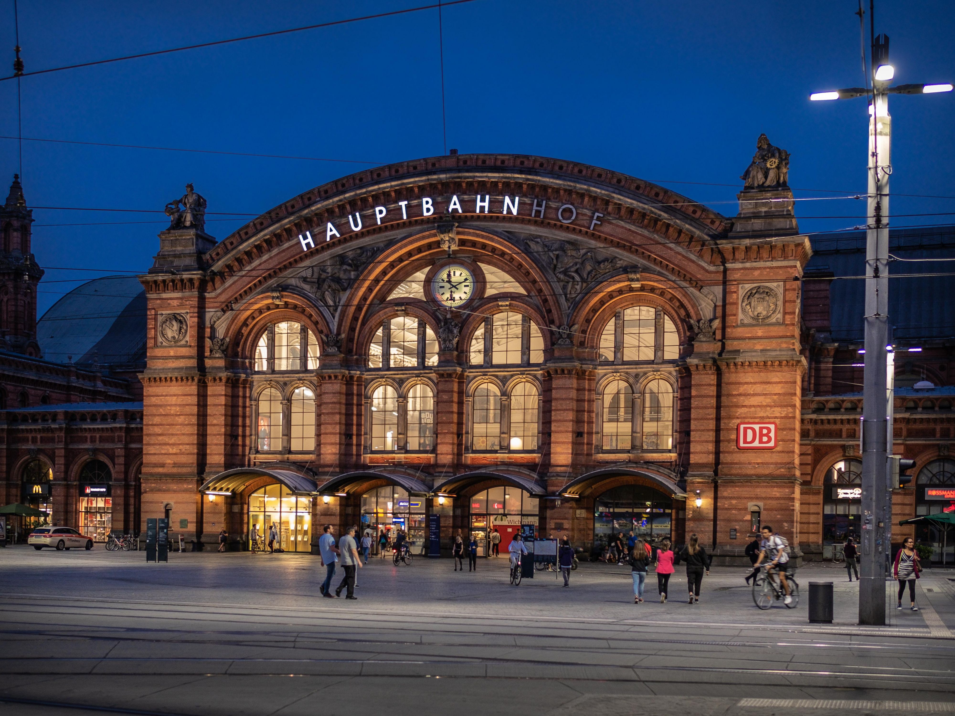 Thanks to its excellent location, you can reach everything you need in no time at all. You can walk to the airport in just 5 minutes. The old town is 10 minutes away by streetcar and the main train station is just 15 minutes away. For guests with a car, underground parking is available directly at the hotel for a fee.