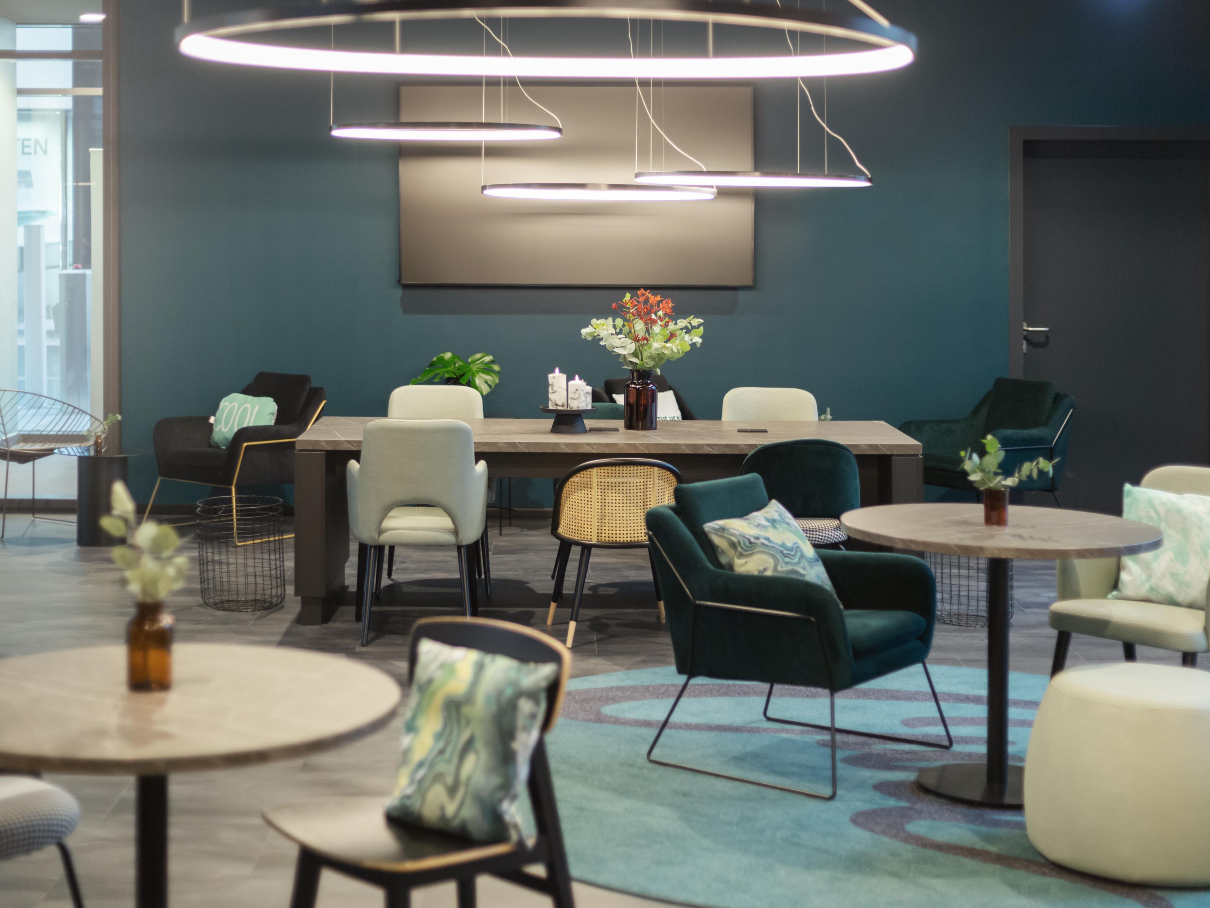 The Living Lobby is cosy, bright and super inviting - perfect for simply switching off or using it as a co-working space and productive work. There are plenty of power sockets and USB ports and, of course, free WiFi. No matter whether you simply want to retreat, have a relaxed get-together with others or do some networking.