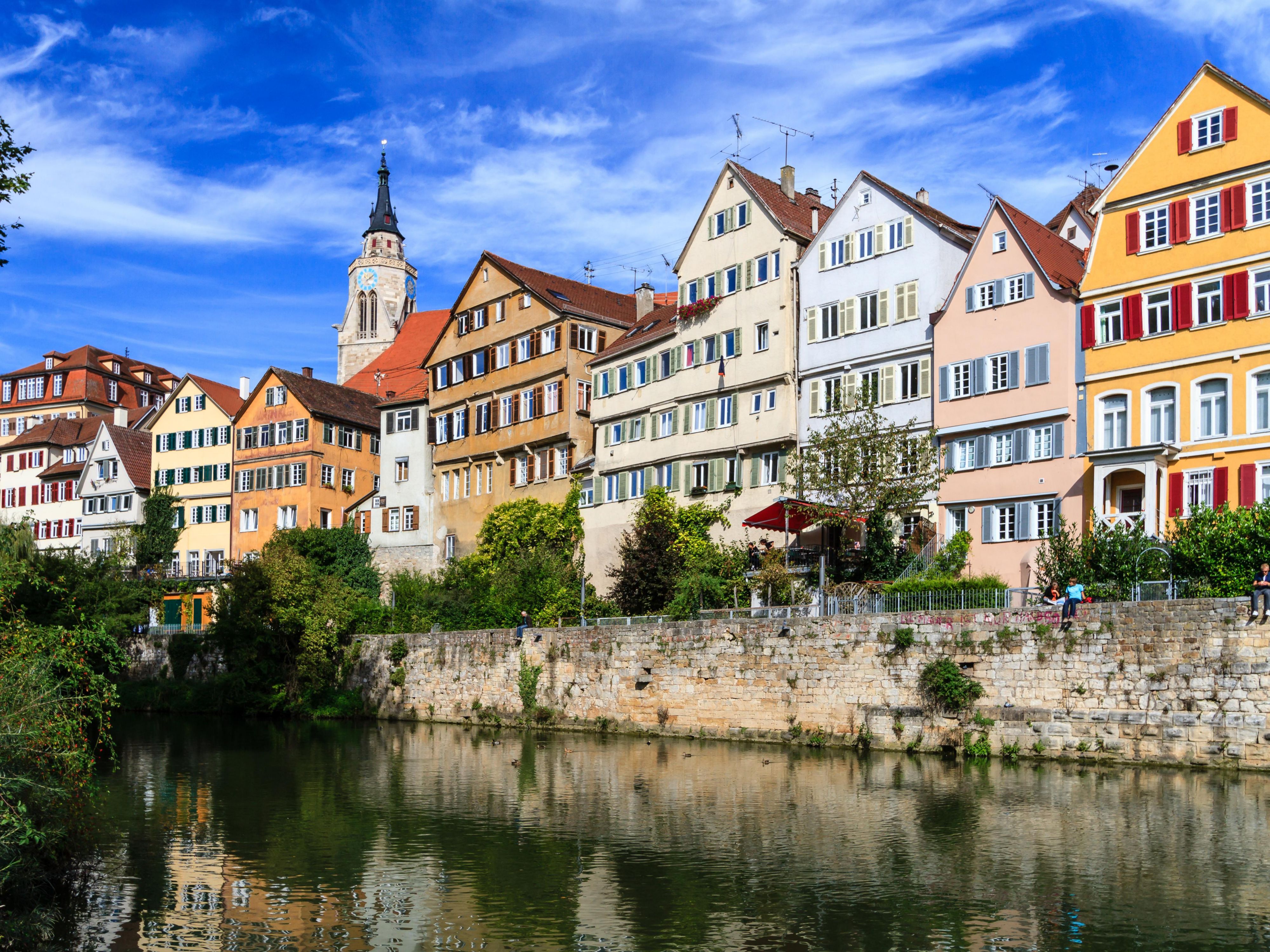 The Holiday Inn - the niu, Cure Erlangen offers a first-class location for your mobility: The Paul-Gossen-Straße station is only a 5-minute walk away. With the S-Bahn it is only one stop to the main train station and the city center. The A73 highway is also very close by, so you can reach everything quickly and easily.