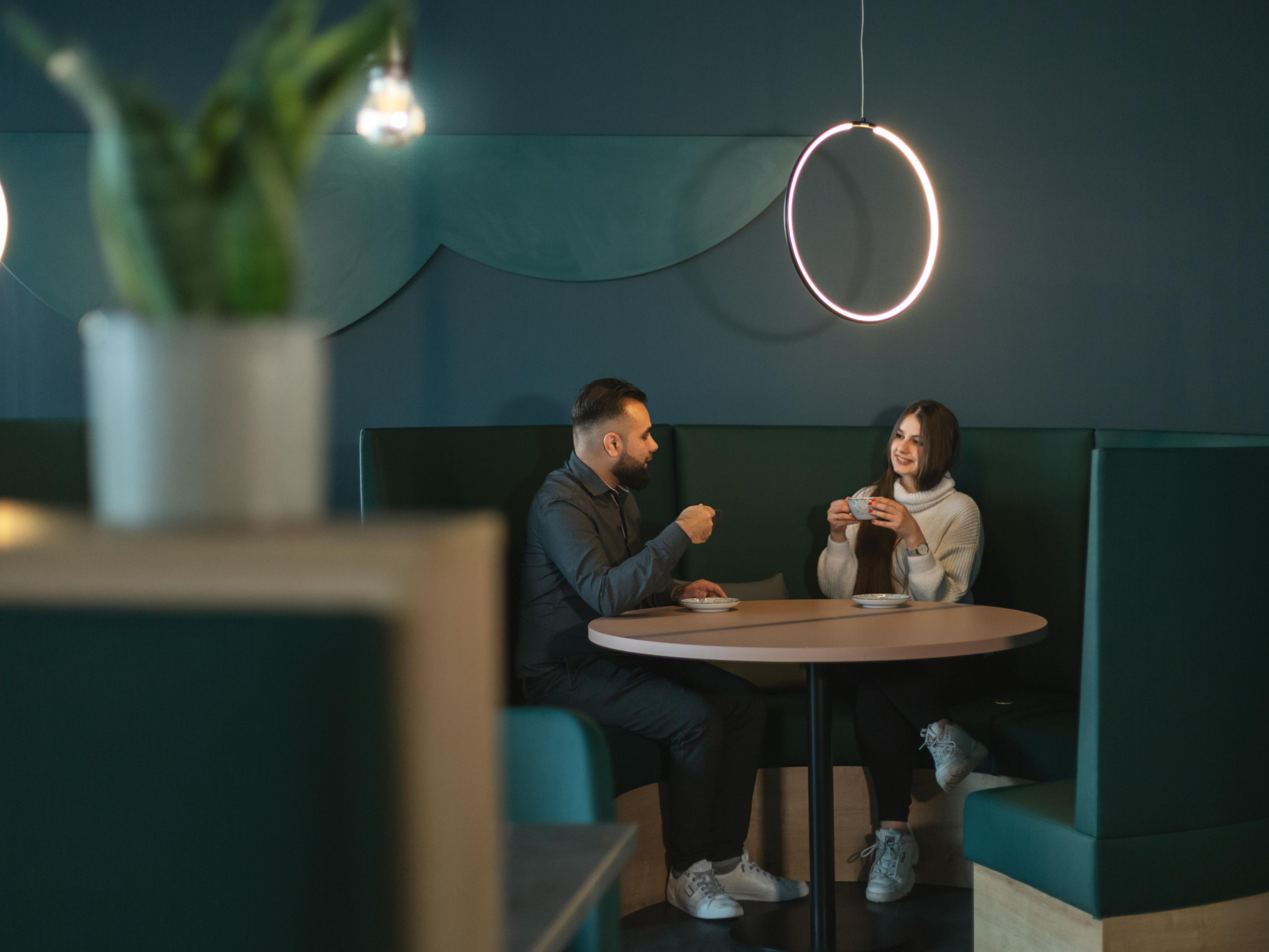 Stylish, urban and simply chic. Holiday Inn - the niu, Cure Erlangen is a real eye-catcher. Ring-shaped pendant lamps and the warm pine green make it really cosy, wood and natural materials create a positive energy. The medical touch, in keeping with the name, and the relaxing green create a welcoming atmosphere.