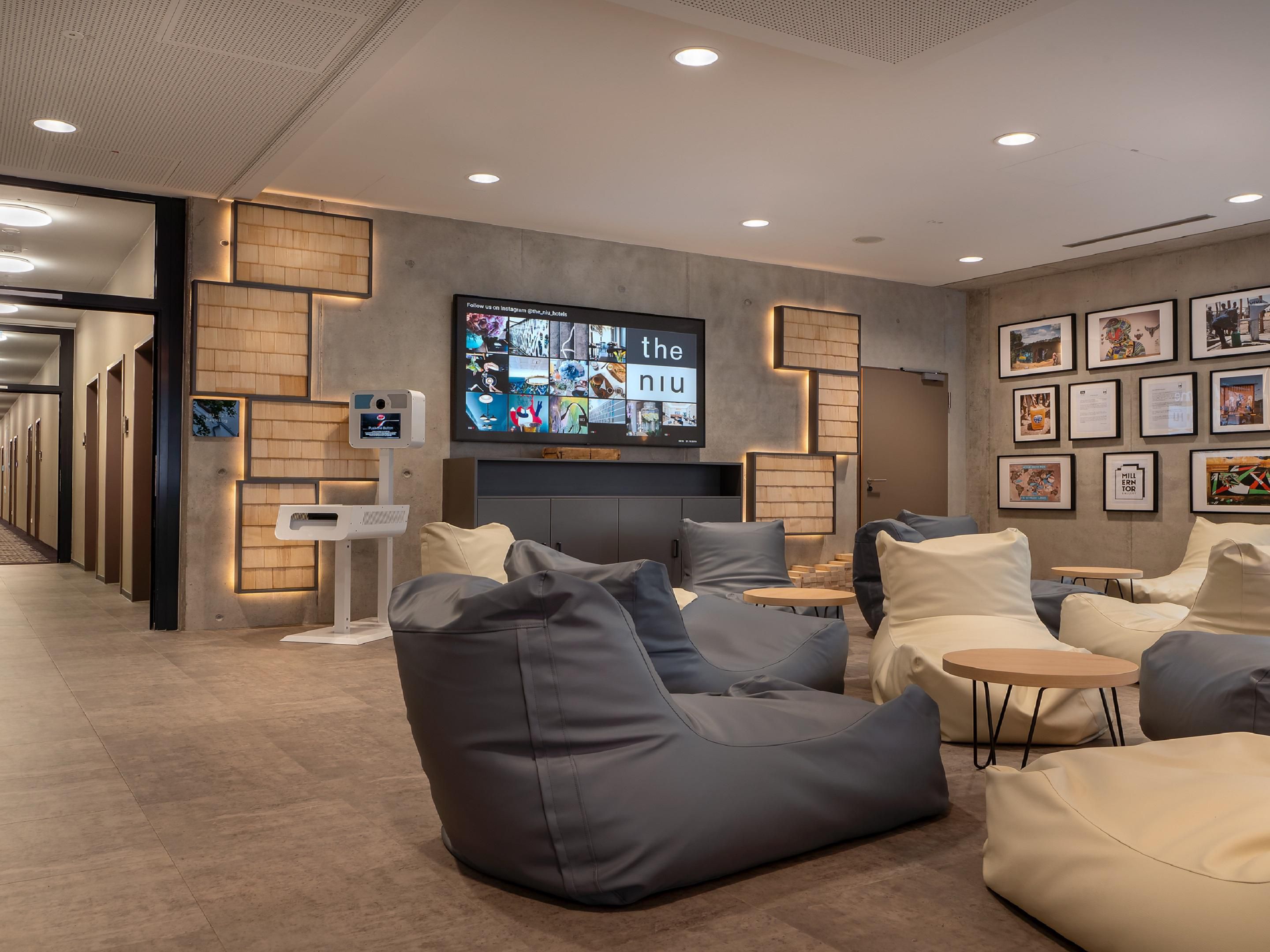 Enjoy the time with your family and kids in our Lobby and use the photo box for self-portraits, which you can optionally hang on our guest wall. The giant wobble tower and the XXL TikTakToe game offer fun for all ages. Have fun and meet like-minded people.