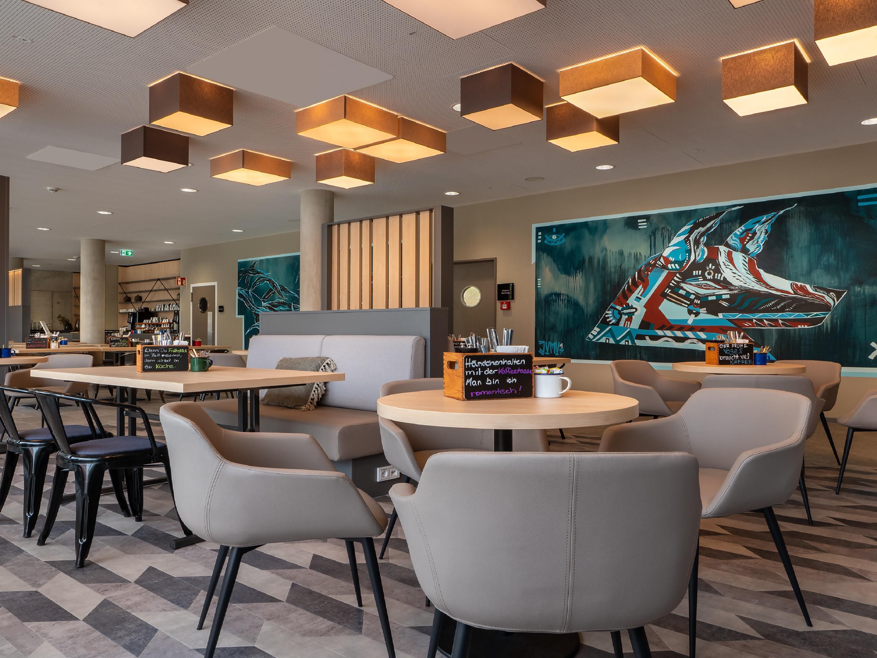 Enjoy purist design with us. The charm of Esslingen's half-timbered houses meets modern urbanity: warm materials such as wood and leather are combined with cool concrete. The highlight is the lively street art by Ju Mu, which gives the rooms color and character. Experience tradition and contemporary design in harmony.