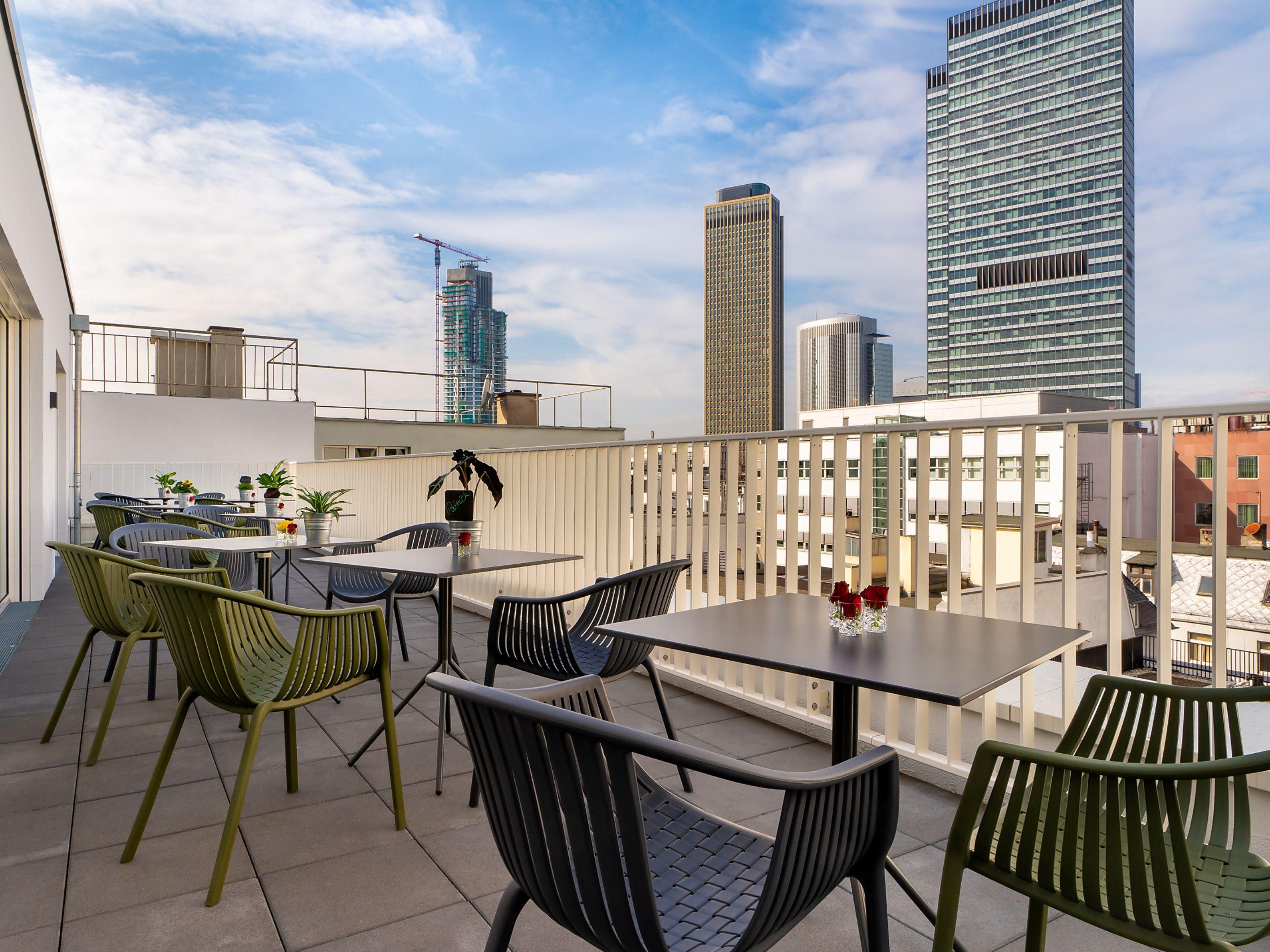 Are you planning an unforgettable event with stunning views of the skyscrapers in Frankfurt? Our exclusive rooftop location with a terrace  offers the perfect setting for events with catering and buffet for up to 30 people. Whether a corporate celebration, family gathering or party with friends enjoy a unique atmosphere high above the city.