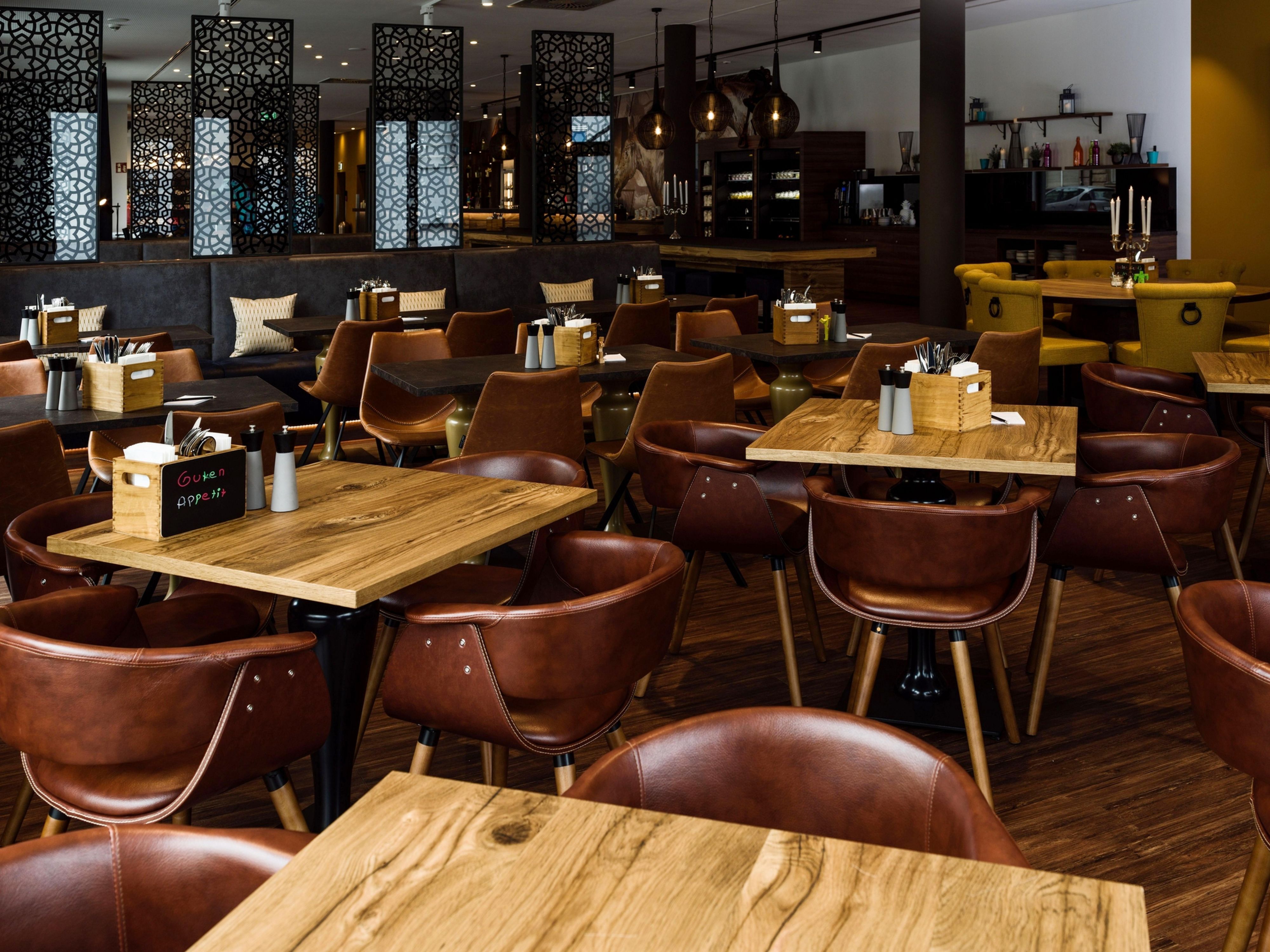 The hotel combines medieval charm with modern design and reflects Fürth's 1000-year history. Lances, swords and knights' armour blend into a stylish interior. Rustic wooden surfaces meet leather and steel. The unusual street art by Brazilian artist Zezão adds a touch of joie de vivre.