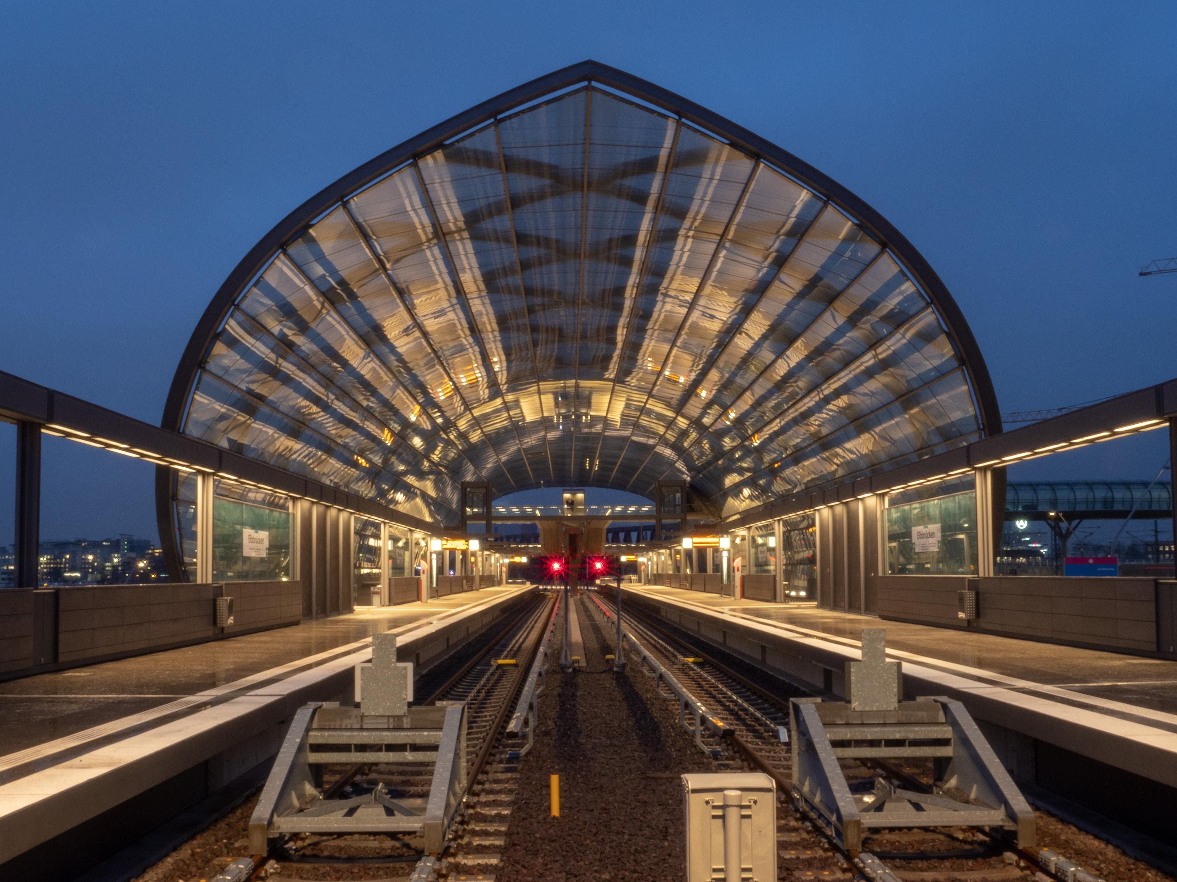 Our hotel is ideally located in the heart of Hamburg and offers excellent connections. In just a few minutes, you can reach the nearest bus and train station (Berliner Tor), from where you can access everything Hamburg has to offer. The main train station is only 10 minutes away by subway, and the airport is 30 minutes away with the S1.