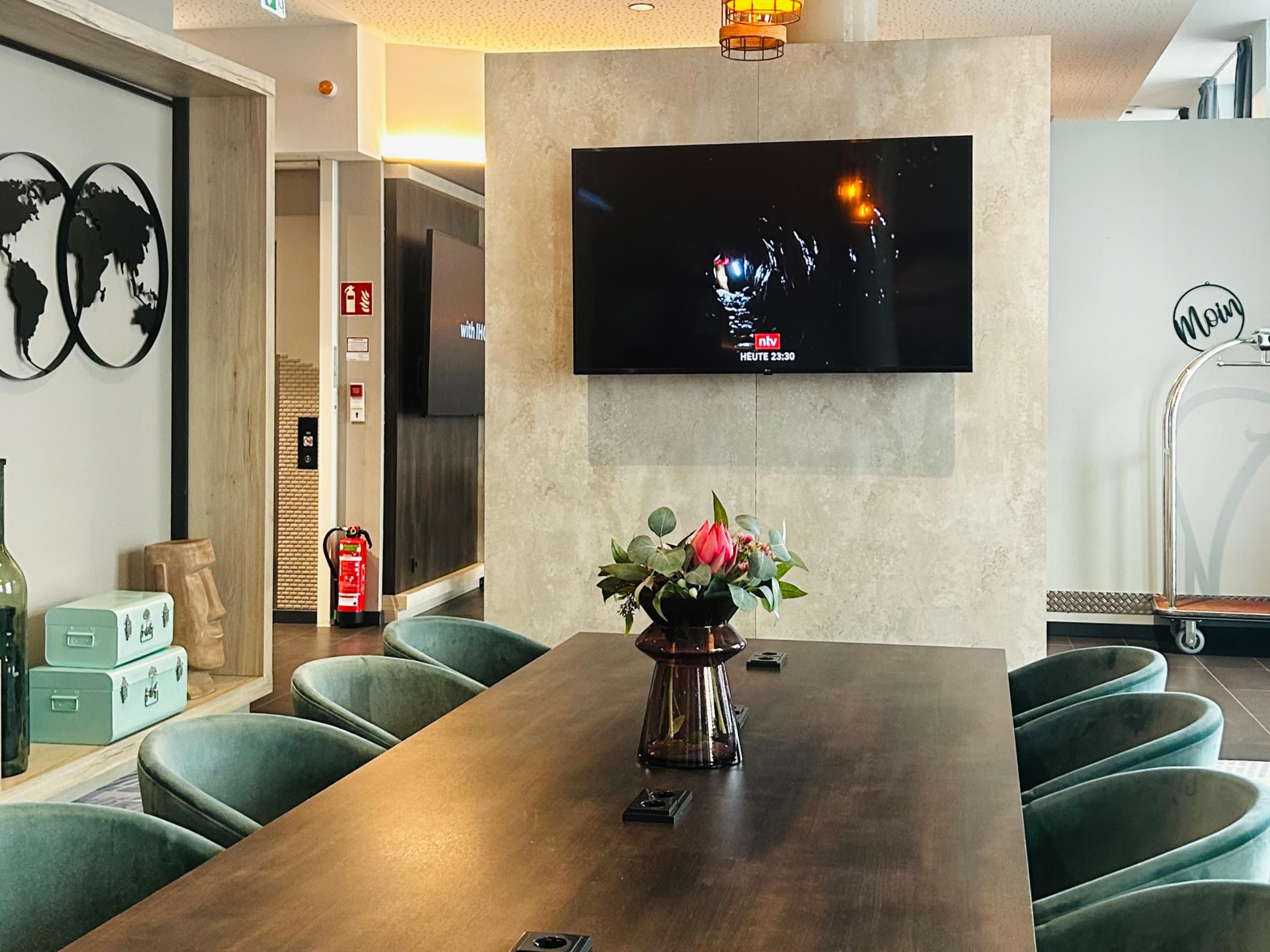 Watch football & TV highlights together in the cozy lobby