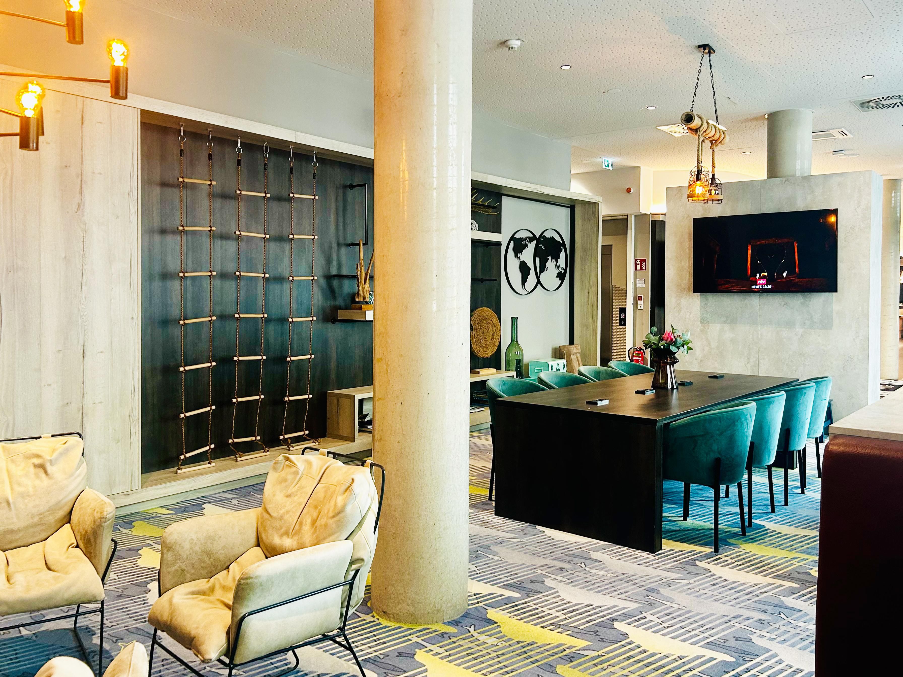 Planning a group trip to Hamburg? Whether for business, leisure or events – our hotel offers generous lobby areas and a spacious breakfast room, ideal for groups of all kinds. We are happy to host your stay. Please send group booking requests to yen@the.niu.de