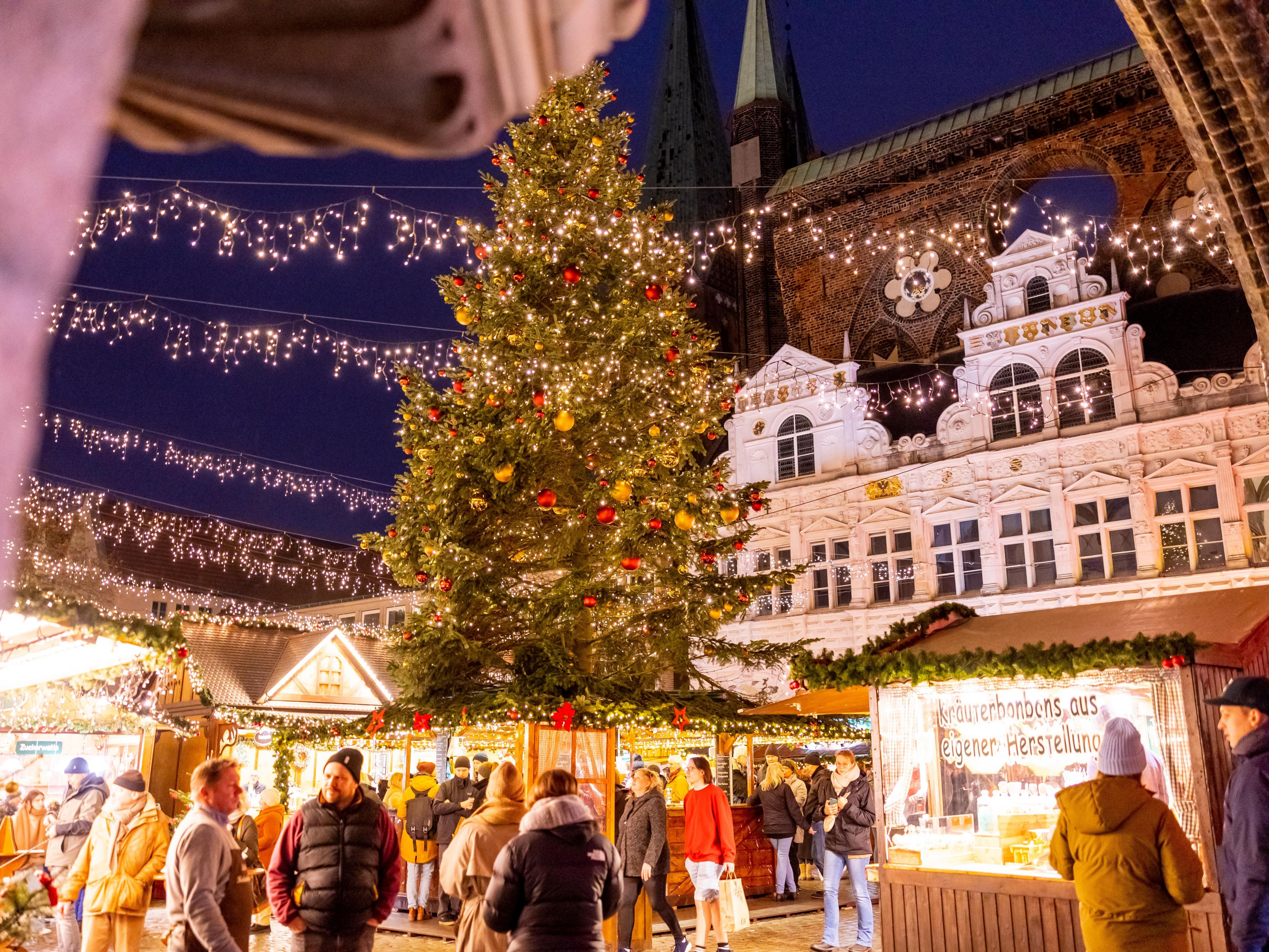 Experience Lübeck’s festive charm, celebrating Christmas since 1648. Across the UNESCO Old Town, 11 markets sparkle with lights, trees and festive décor. From the main market to the maritime, historical and fairy tale forest, each has its charm. Do not miss the arts and crafts at St. Petri (25.11–21.12) and Heiligen Geist-Hospital (28.11–7.12).