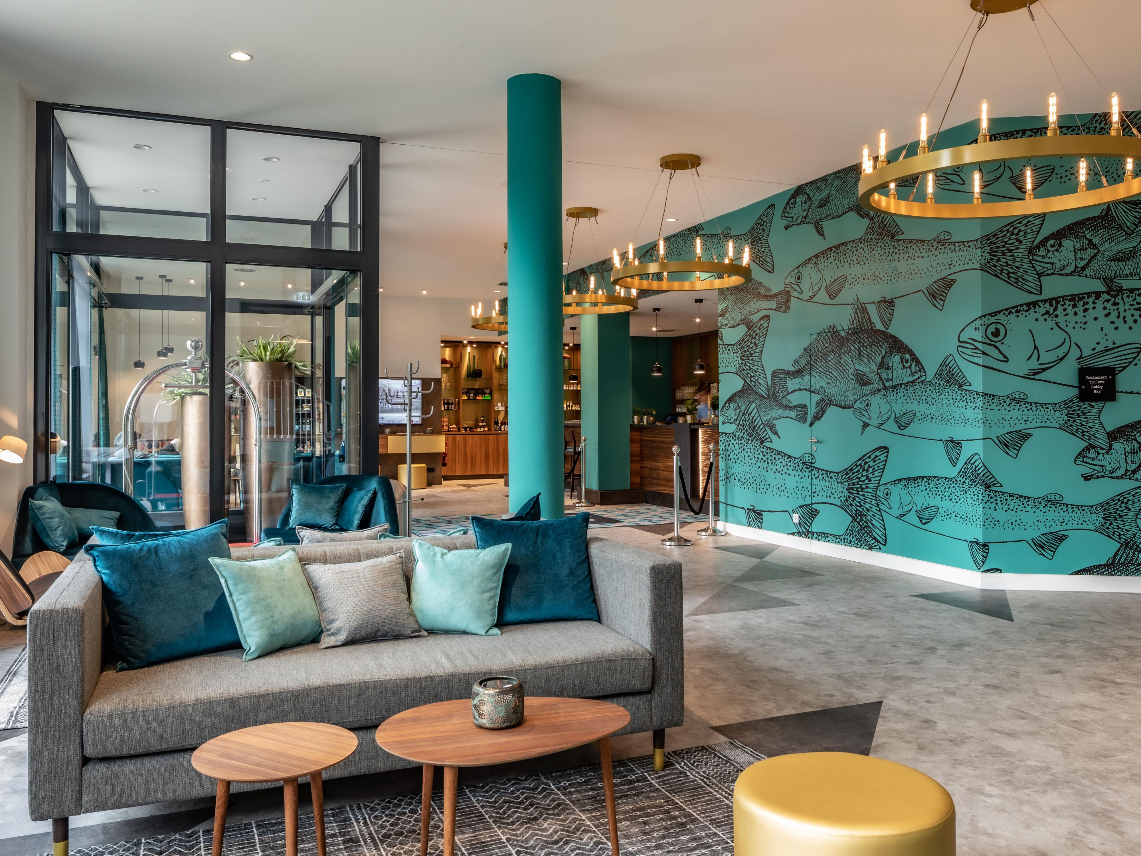 At Holiday Inn - the niu, Rig Lübeck, North German heritage meets modern color and coastal style. Rustic wood and maritime blues create a charming atmosphere, enhanced by handcrafted details and Julia Benz’s vivid art. A one-of-a-kind spot for relaxing and discovering.