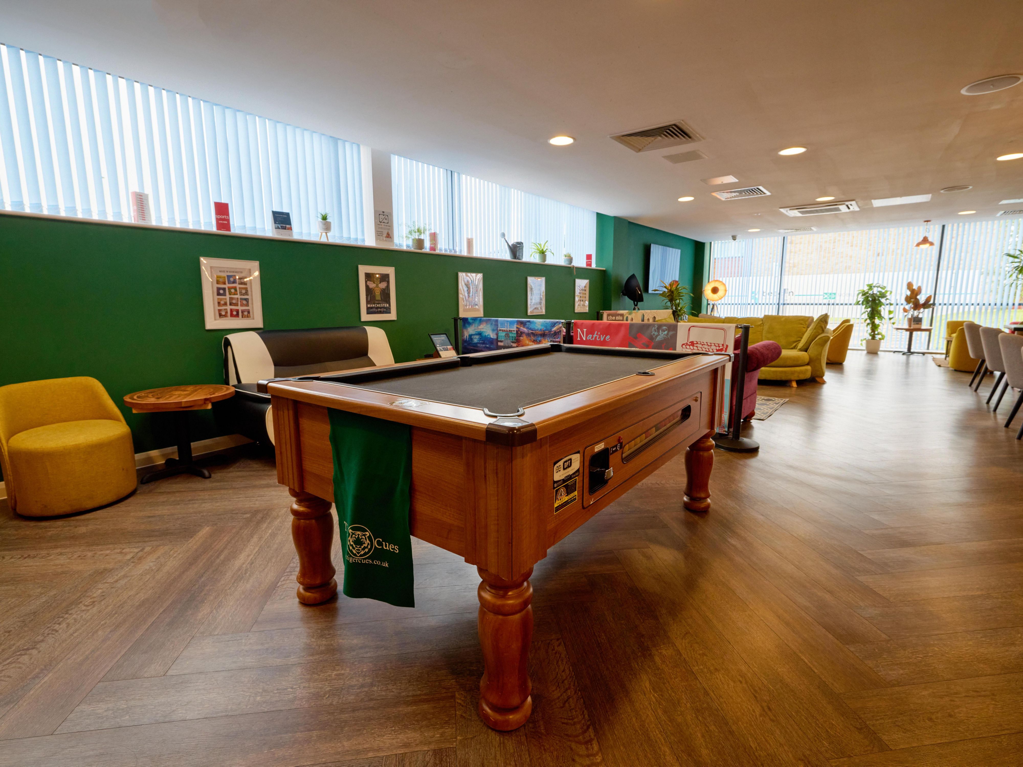 Welcome to our Living Lobby at Holiday Inn - the niu, Loom Manchester North – a cosy retreat where relaxation and socialising come together. Sink into cosy seating, browse our book selection, or challenge a friend to a game of billiards. It’s the perfect place to unwind, connect with fellow travellers, and soak up the relaxed vibe.