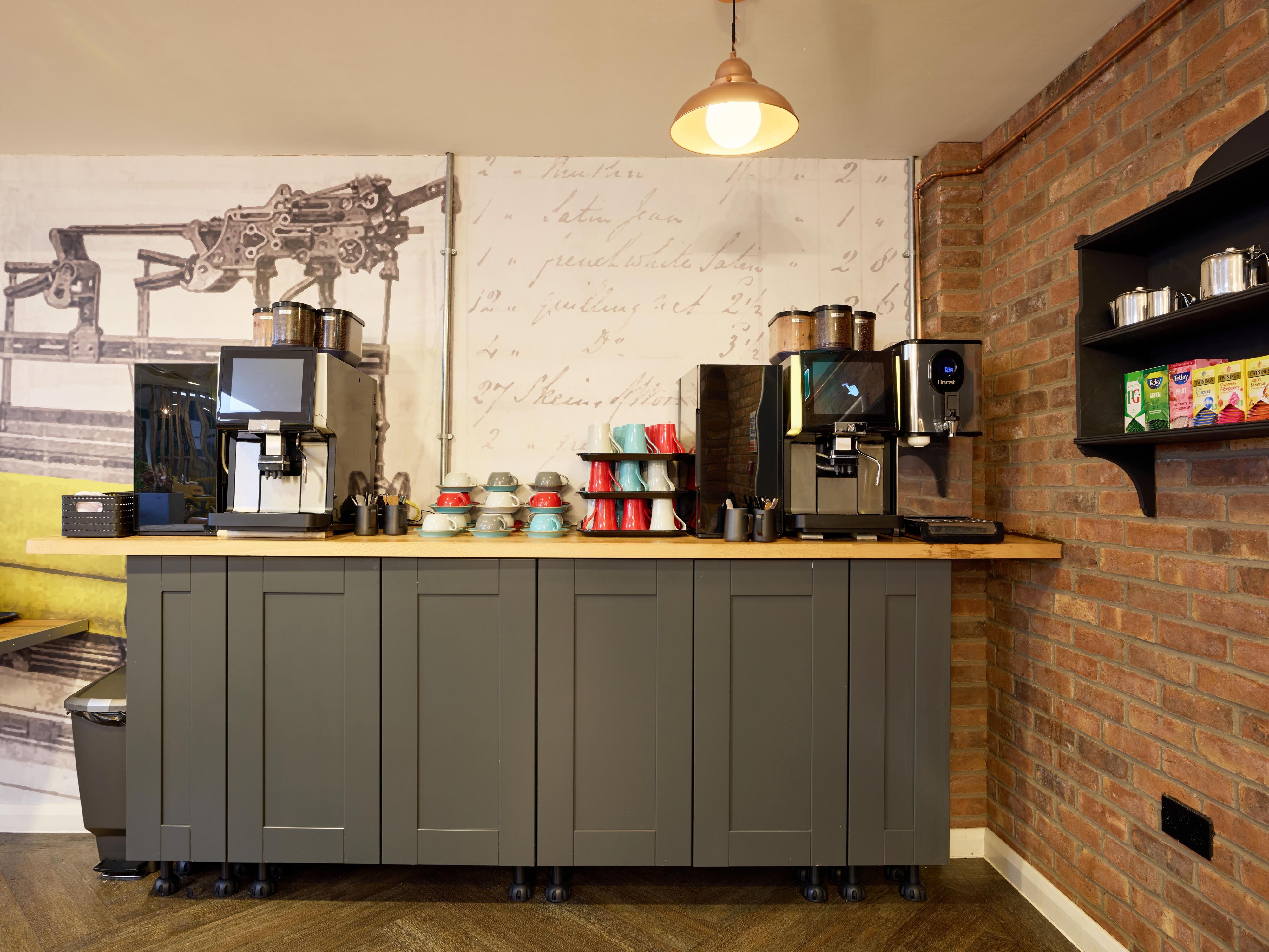 Skip the instant coffee at the Holiday Inn - the niu, Loom Manchester North! Enjoy freshly ground coffee, real milk, and a variety of teas at our 24/7 coffee corner—completely free for all our guests. Unlike other hotels, we don’t offer in-room coffee and tea because here, you get barista-quality drinks anytime!