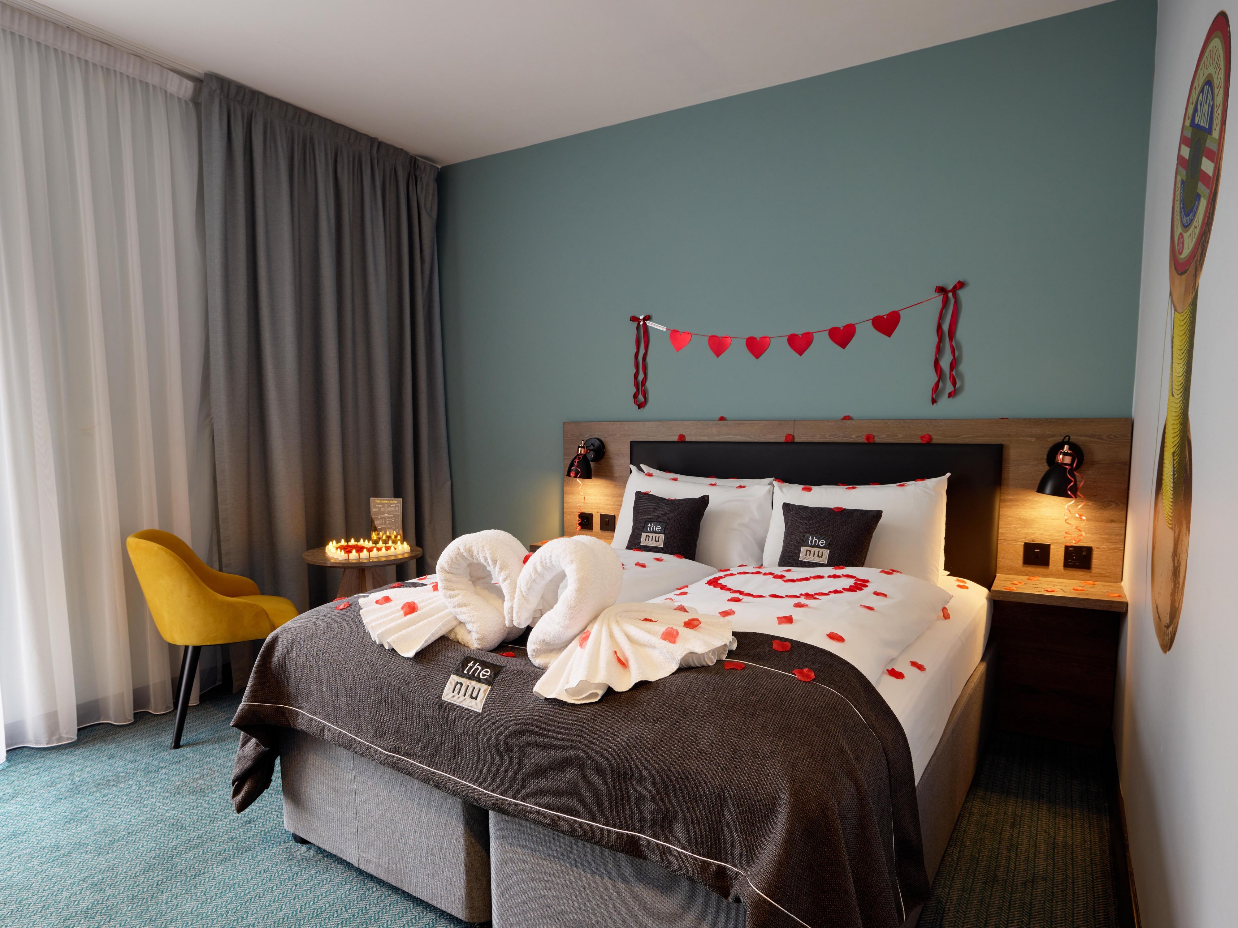 Celebrating something special? We’ll help make it magical. Surprise your loved one with balloons and a card, add Prosecco for a toast, or include romantic petals. For an extra touch, order a custom cake from Monamourdessert or flowers from Cicifleur. Book your celebration package and let us set the scene for you. Click below for more details!