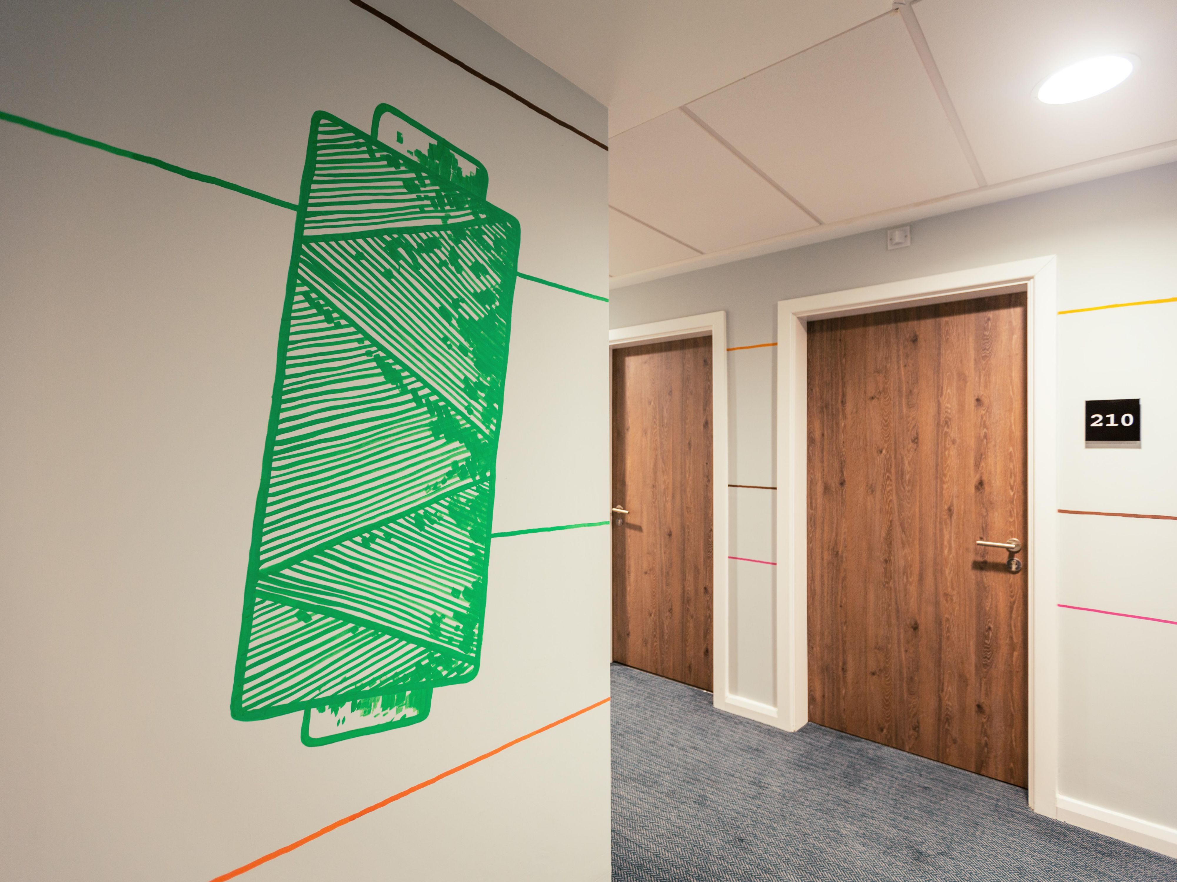 Creative interior storytelling blends with Manchester’s weaving history. Industrial details and graphic weaving patterns create a unique ambiance. On every floor of the Holiday Inn - the niu, Loom Manchester North, discover urban art by Leipzig artist Björn Holzweg, reflecting Manchester’s versatility.