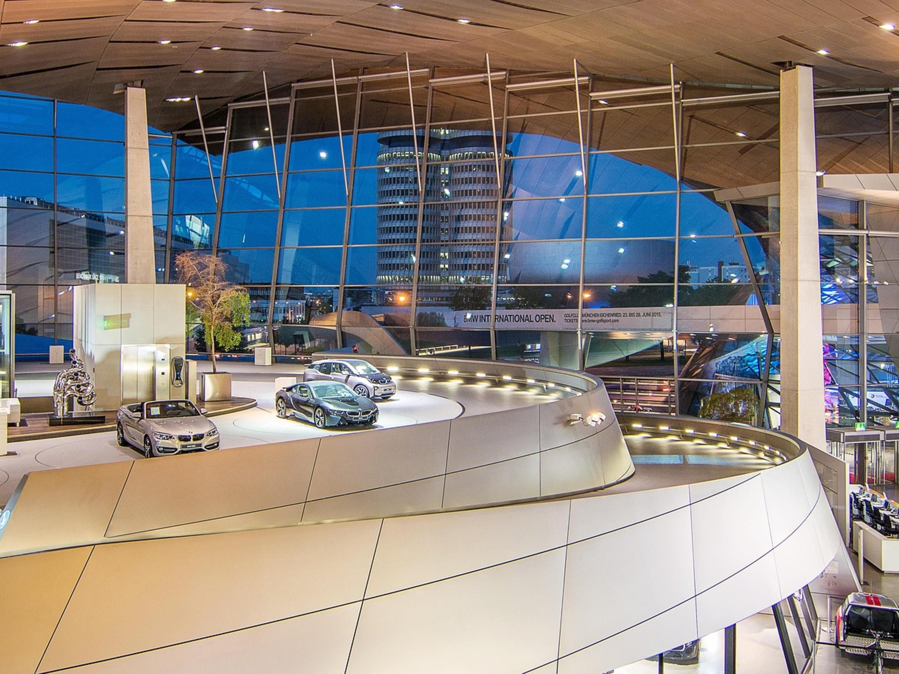 Experience Innovation Live, the BMW Welt impresses with visionary Design, iconic Vehicle Exhibition, and interactive Experience. Just steps from the Hotel, discover technology, style, and driving passion in a unique atmosphere – perfect for design lovers and car enthusiasts.