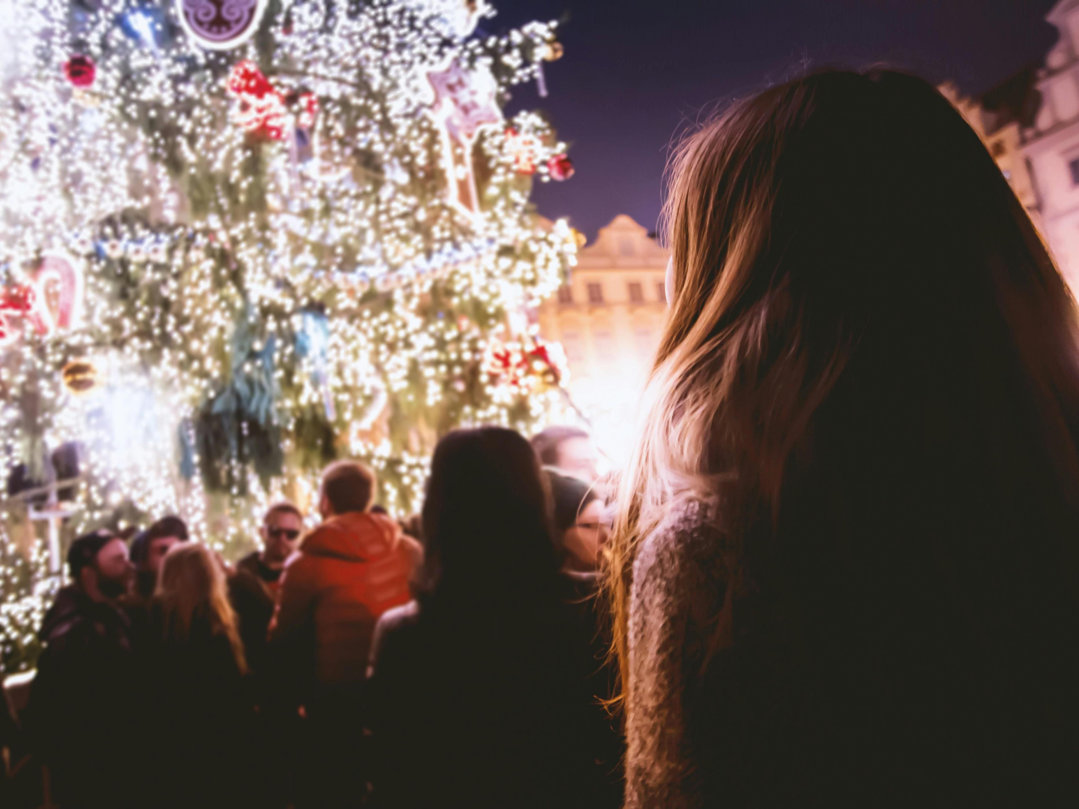 Five Christmas markets, five ways to feel festive! From late November to just before Christmas, Regensburg shines bright. Visit the traditional Christkindlmarkt am Neupfarrplatz, the cosy Adventsmarkt im Katharinenspital, the romantic Schloss Thurn und Taxis market, the artsy Lucrezia Markt and the stylish Gräfliche Christkindlmarkt. Pure magic!