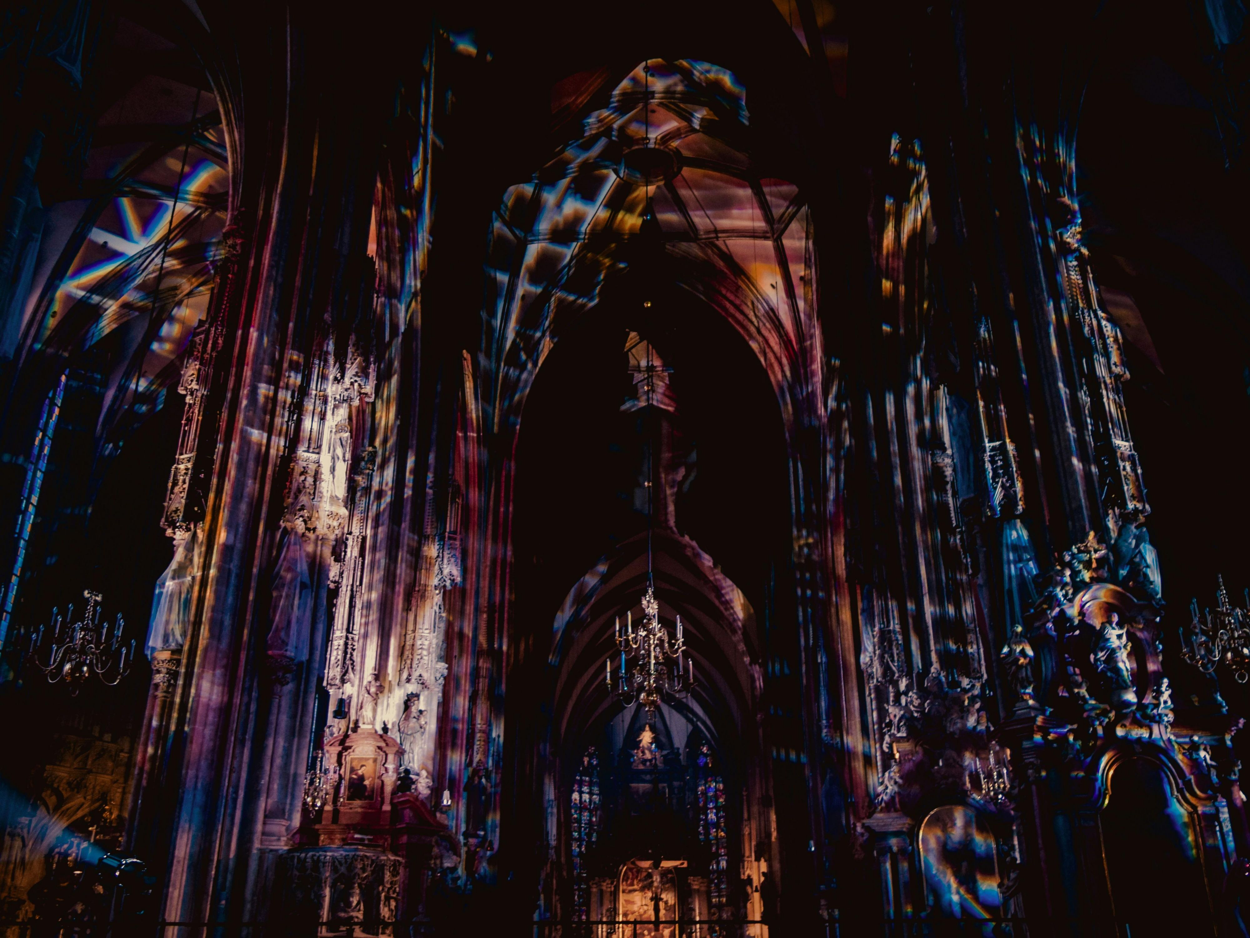 A true winter highlight! Just 20 minutes from the hotel, experience the world premiere of INFINITY, an immersive light and video show in Regensburg’s Minoritenkirche. From 28 November 2025 to 1 February 2026, Bach’s music meets breathtaking 360° visuals by Zurich art collective PROJEKTIL. Watch light dance across stone and boundaries fade.
