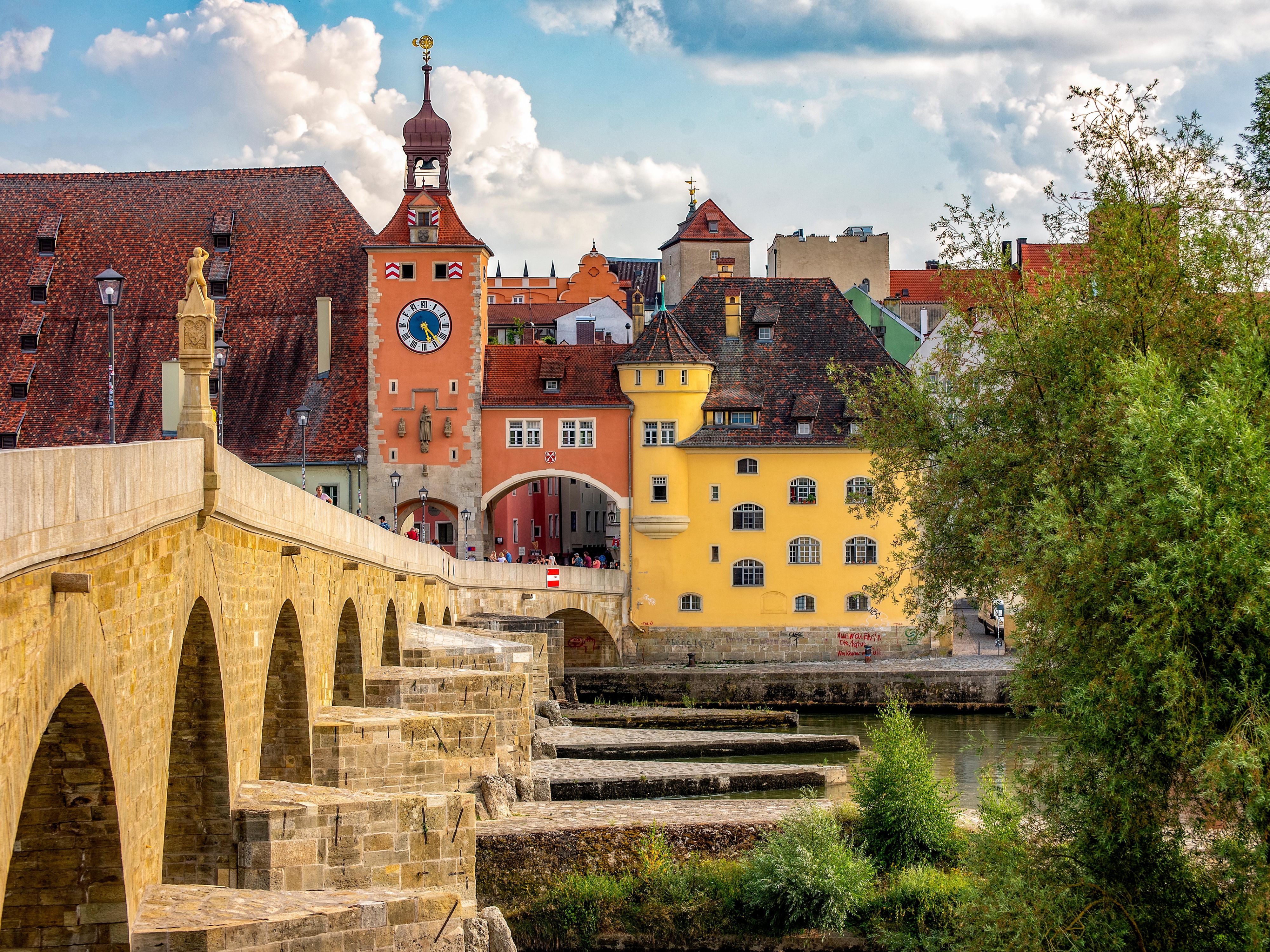 Just a short walk away, explore Regensburg’s Old Town – a UNESCO World Heritage Site with medieval architecture, the famous Stone Bridge, and the impressive St. Peter’s Cathedral.
