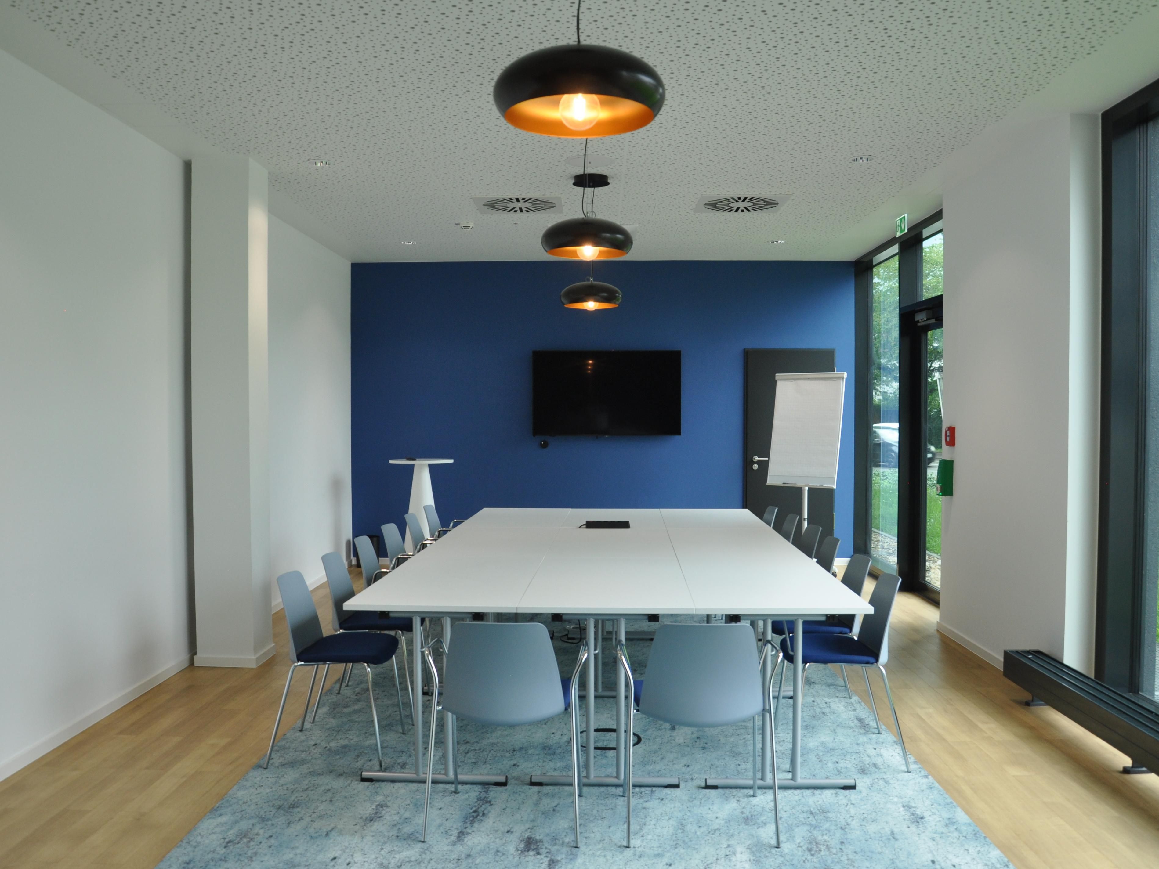 Discover the perfect setting for your next business gathering or special event in our state-of-the-art meeting rooms. Designed with versatility and comfort in mind, our spaces can accommodate everything you need. Book your meeting room today and experience a blend of comfort, convenience, and professionalism.