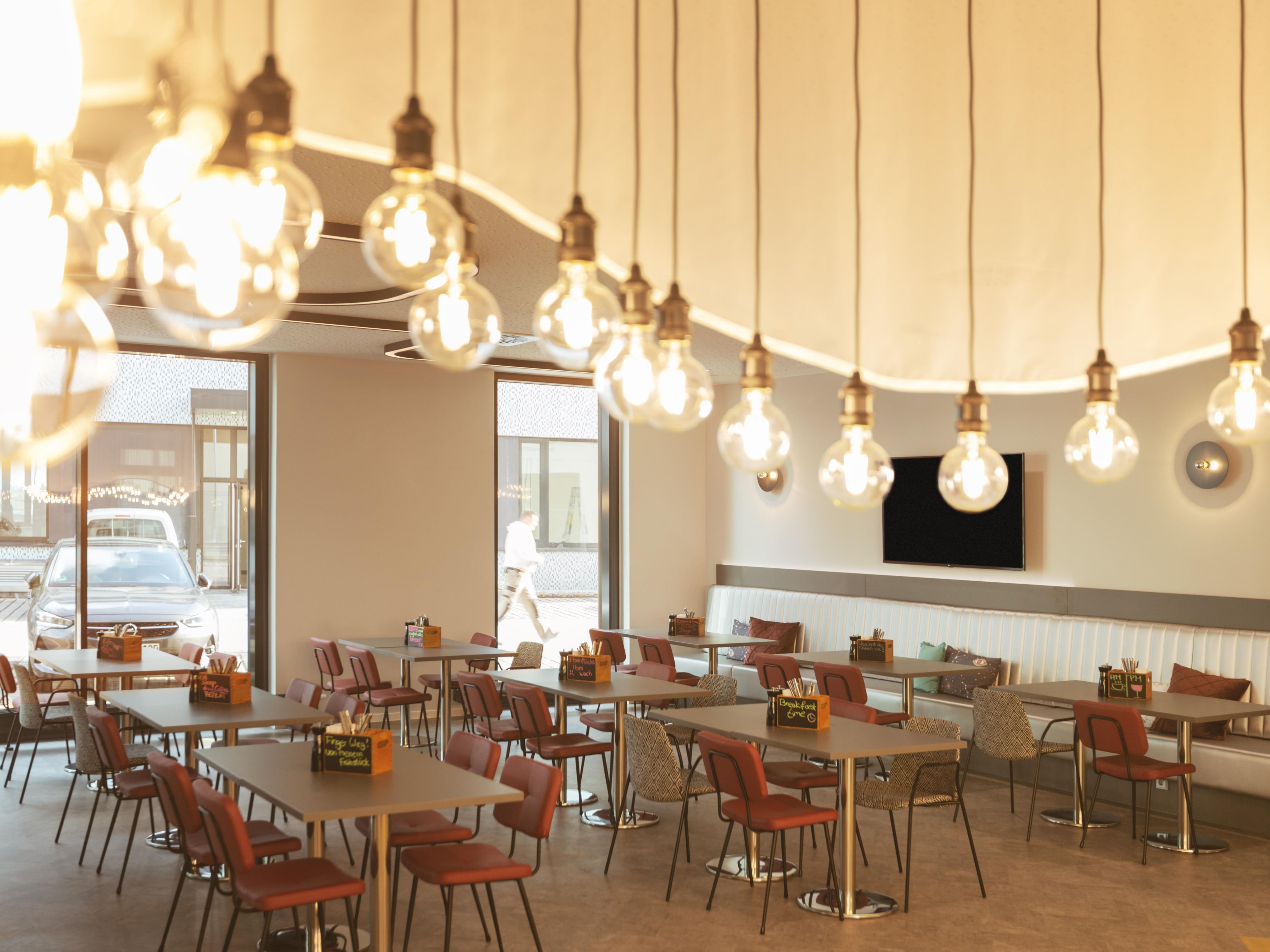 Fresh air meets urban style on our charming courtyard terrace! Enjoy a peaceful green retreat at the heart of the hotel, whether you’re enjoying morning coffee, working outdoors, or unwinding with an evening drink, this inviting space offers relaxation and connection amid peaceful surroundings.