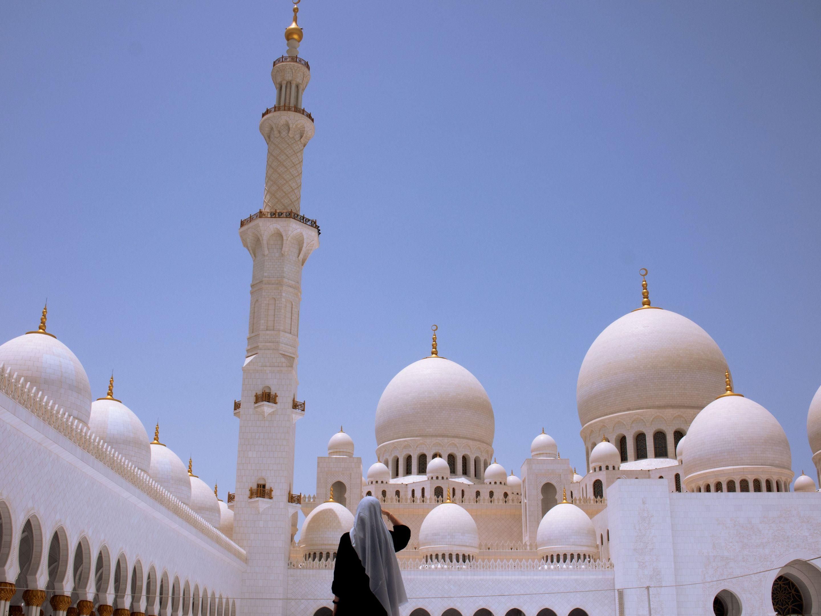 Discover the beauty of the Sheikh Zayed Grand Mosque, just a short 10 minutes drive from Holiday Inn Abu Dhabi. One of the largest and most stunning mosques in the world, it offers visitors a chance to experience incredible architecture and peaceful surroundings. Perfect for those looking to explore Abu Dhabi’s cultural landmarks.