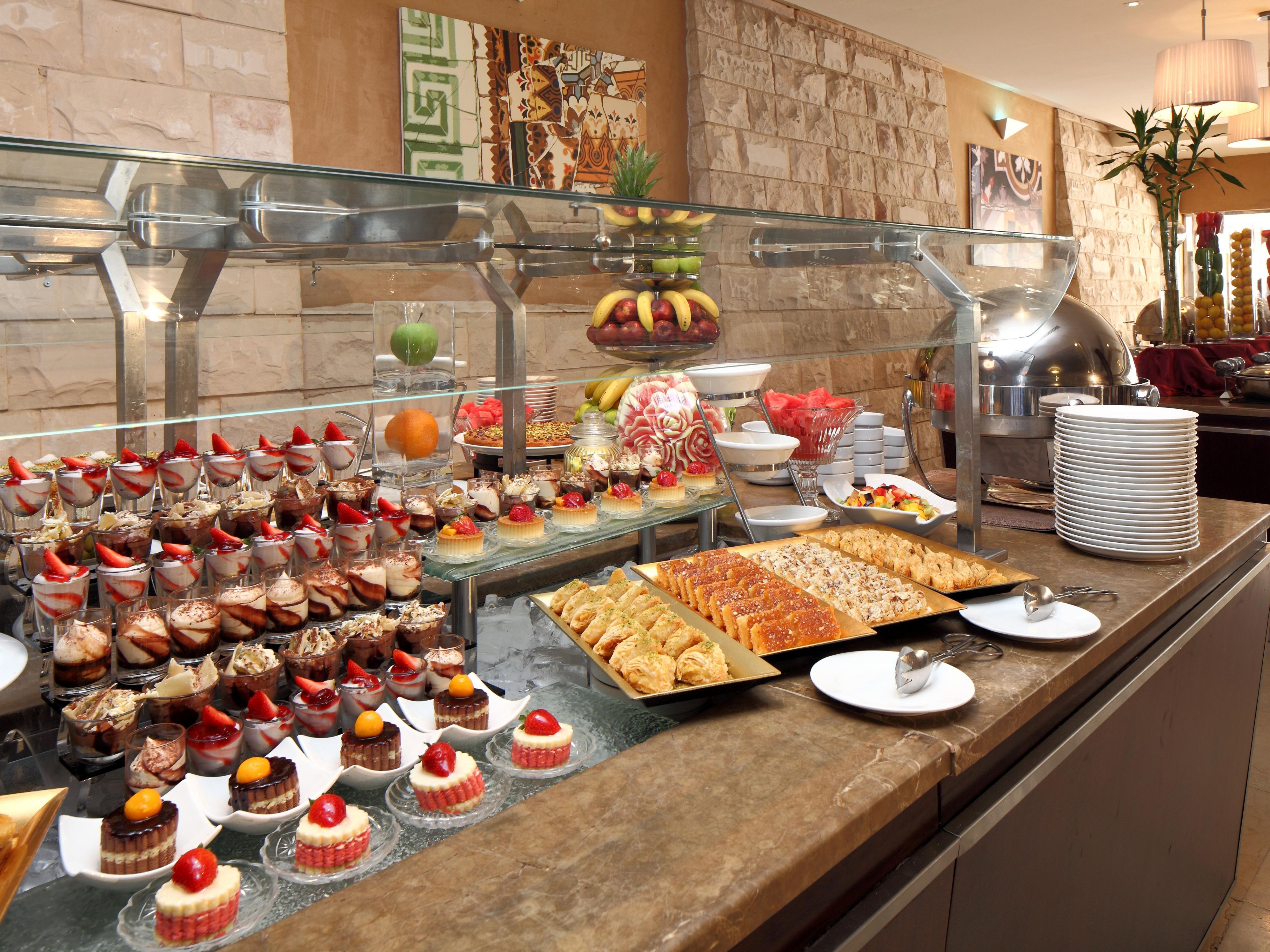 Kids aged 12 and under stay for free when sharing their parents’ room. Up to 2 kids ages 12 and under eat free per adult ordering from the main menu in any Holiday Inn® on-site restaurant. Up to 4 kids per dining party.