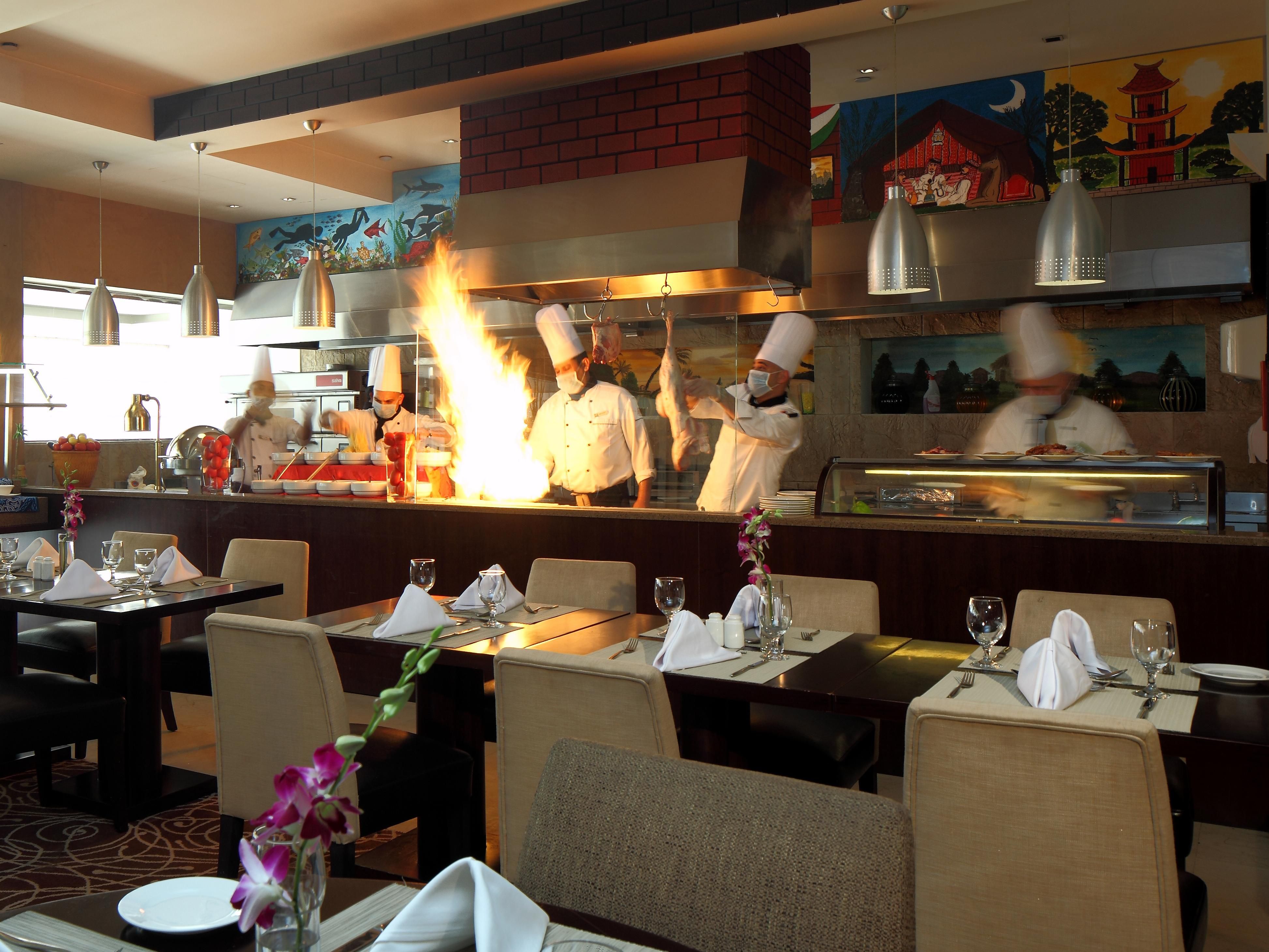 Let's take a break to enjoy the endless topping and the perfect combination of fresh ingredients at Crystal Restaurant.