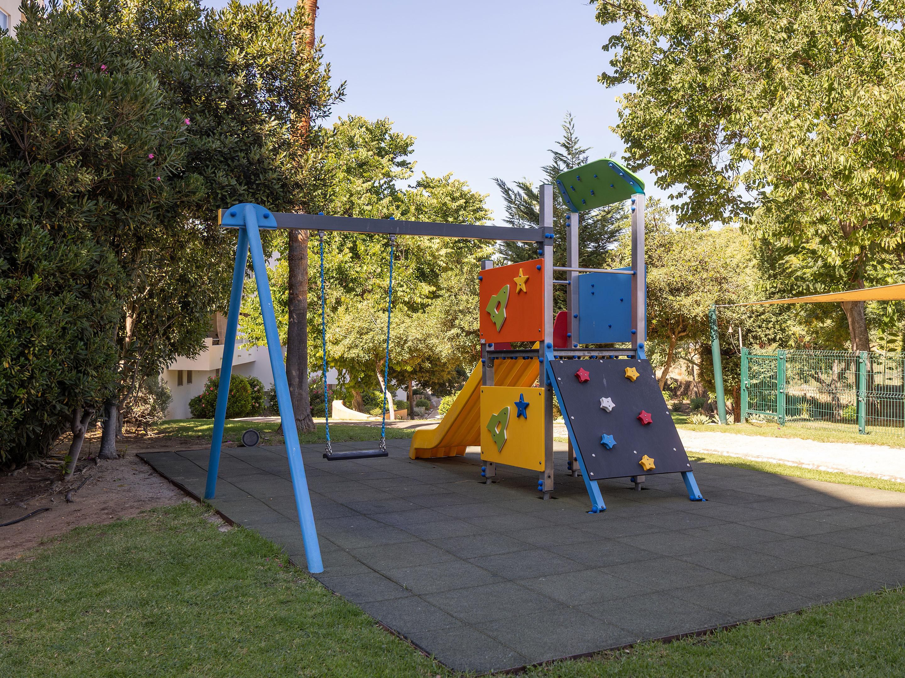 The hotel offers a Kids Club with a variety of activities for children, including games, sports, and many other entertainment options. A space designed to ensure fun moments and make family holidays unforgettable.