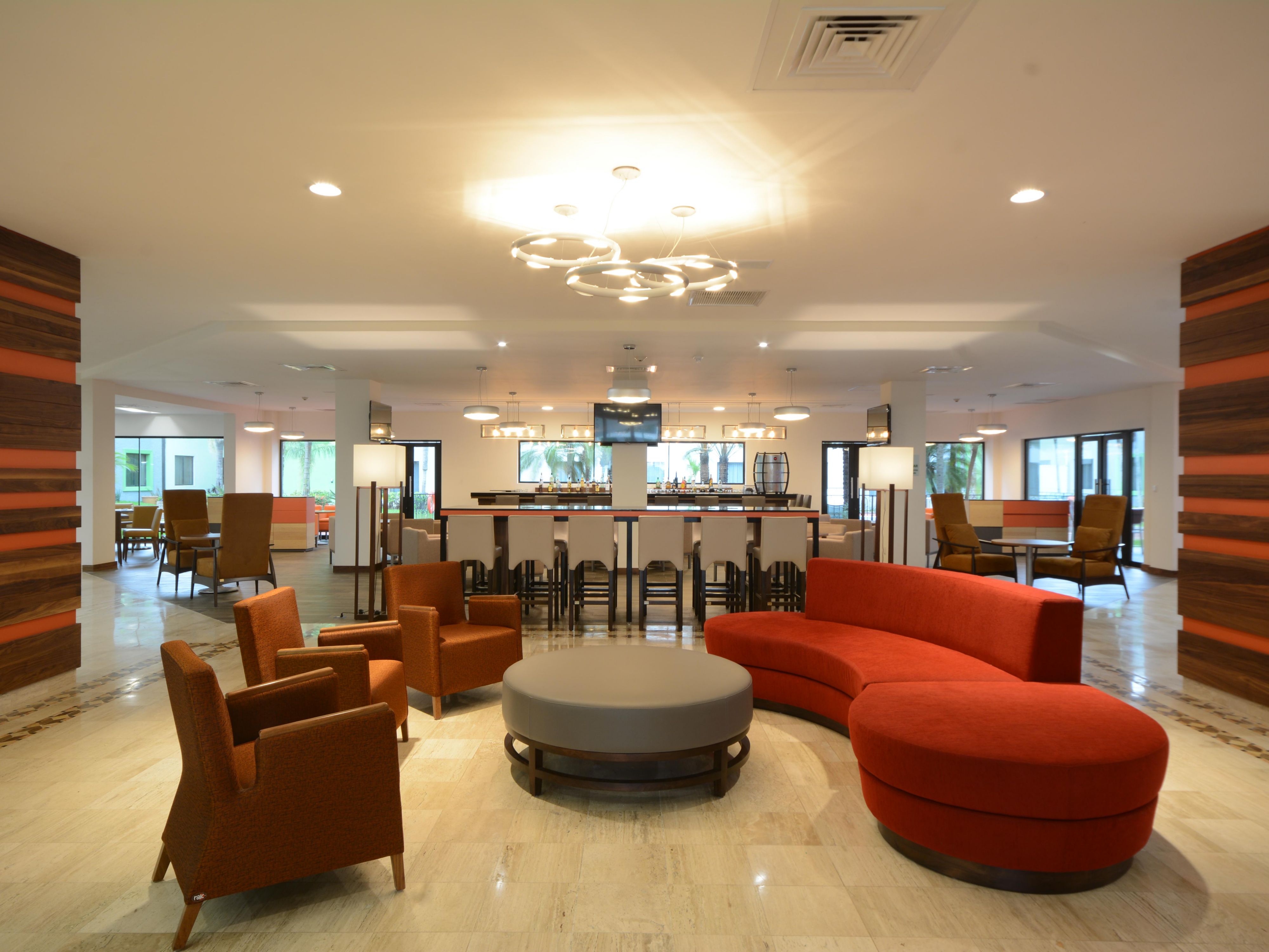 Somos el único Hotel en la zona con estándares internacionales, mismos que nos avalan como un Hotel Seguro ante las principales empresas. Así mismo se tiene pluma de acceso controlado, llave acceso unicamente a su piso, personal de seguridad las 24 horas, servicio de emergencias y ambulancia en caso de requerirse en 25 min máximo. 