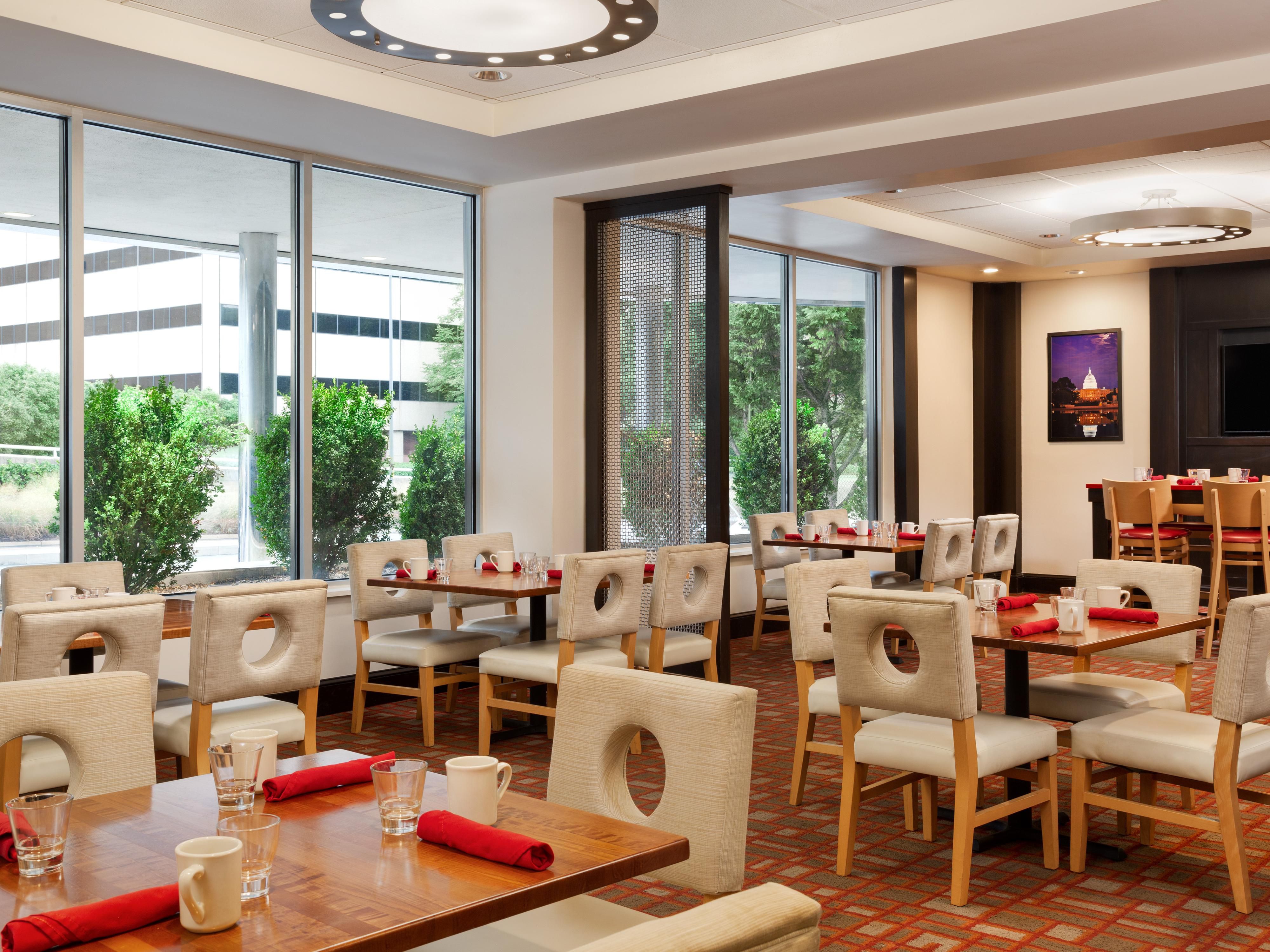 Enjoy a bountiful and healthy breakfast from Fresh Kitchen, which offers an à la carte menu during the week and a buffet with hot and continental items on weekends.