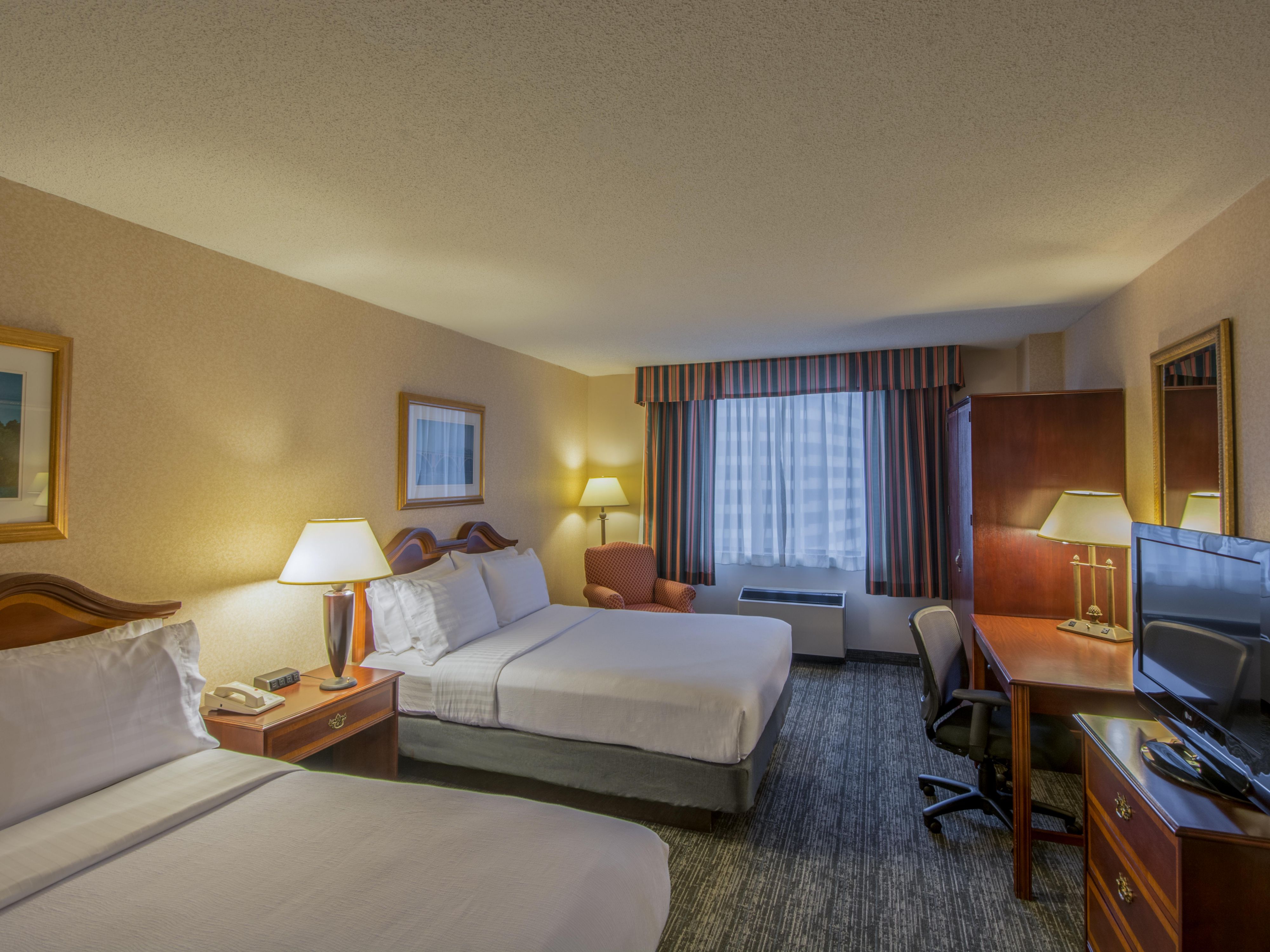 Located in lively Ballston, we’re ideal for guests attending the Marine Corps Marathon Weekend or campus Parents’ Weekend at nearby universities like Georgetown, GWU, or Marymount. Recharge in spacious rooms, enjoy our attentive service, and walk to metro, dining, and entertainment.