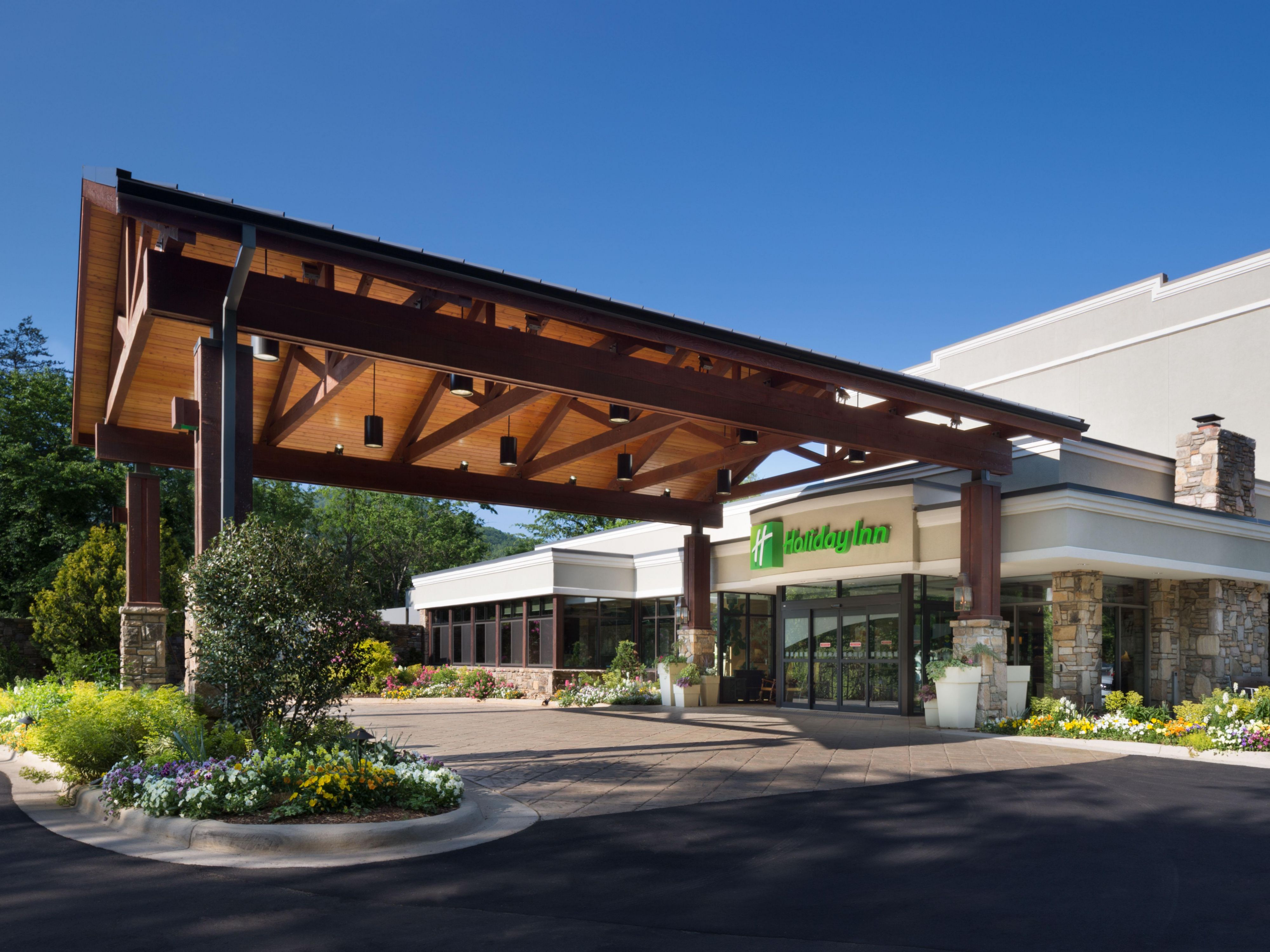 Family and Pet Friendly Mountain Lodge Living in Asheville, NC