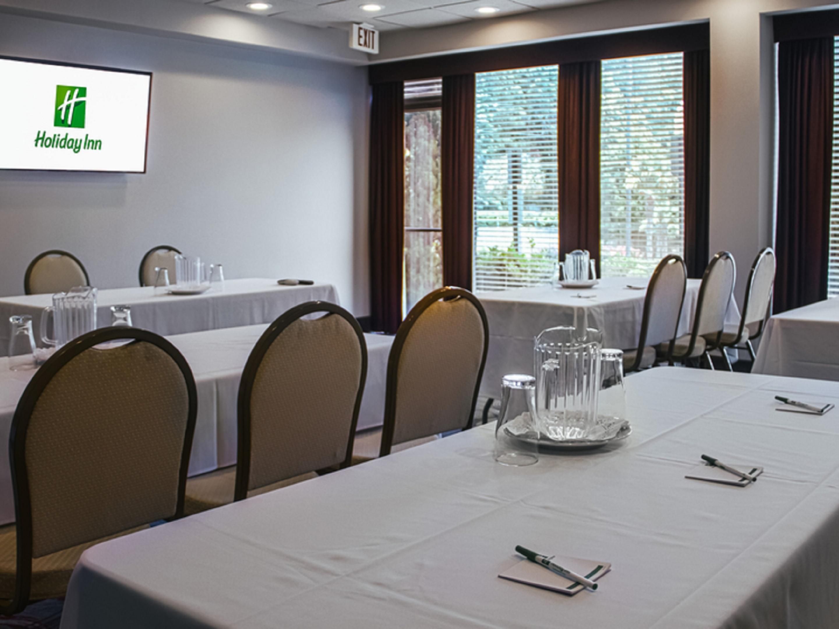 Small meetings play a vital role in the success of many organizations. Are you planning a small corporate meeting, board retreat or brainstorming session? Our flexible meeting space is sure to lead to big ideas! Whether you're a group of 30 or 35, we can help! Our Director of Sales is dedicated to making your meeting a huge success!