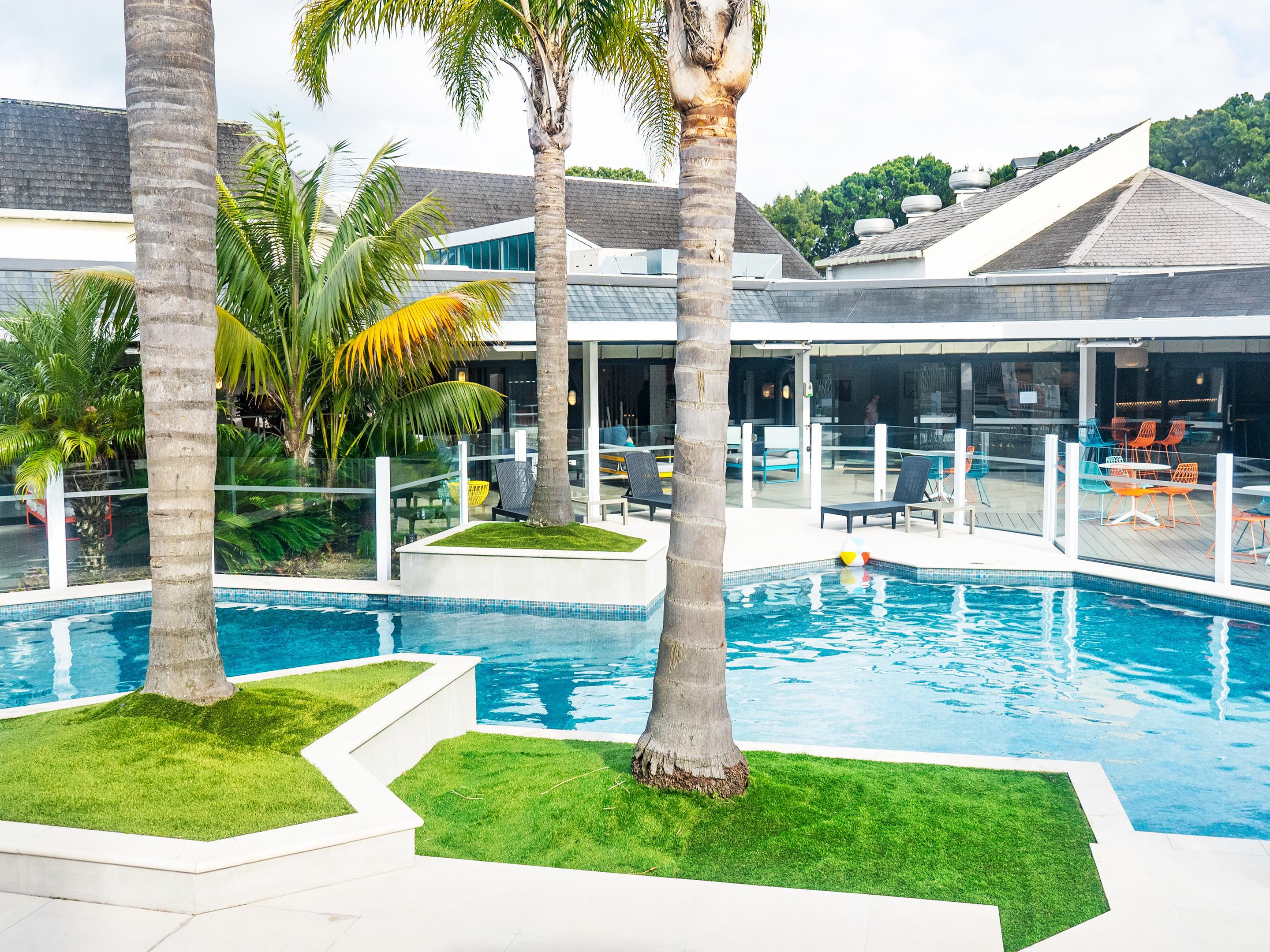 Located minutes from Auckland Airport terminals and away from noise, Holiday Inn Auckland Airport is the perfect place to relax before an early flight or layover. Enjoy peaceful sub-tropical gardens, the al fresco pool, stylish lobbies, and tasty dining at Vapor Restaurant or Rumpus Bar for a great stay and restful sleep.