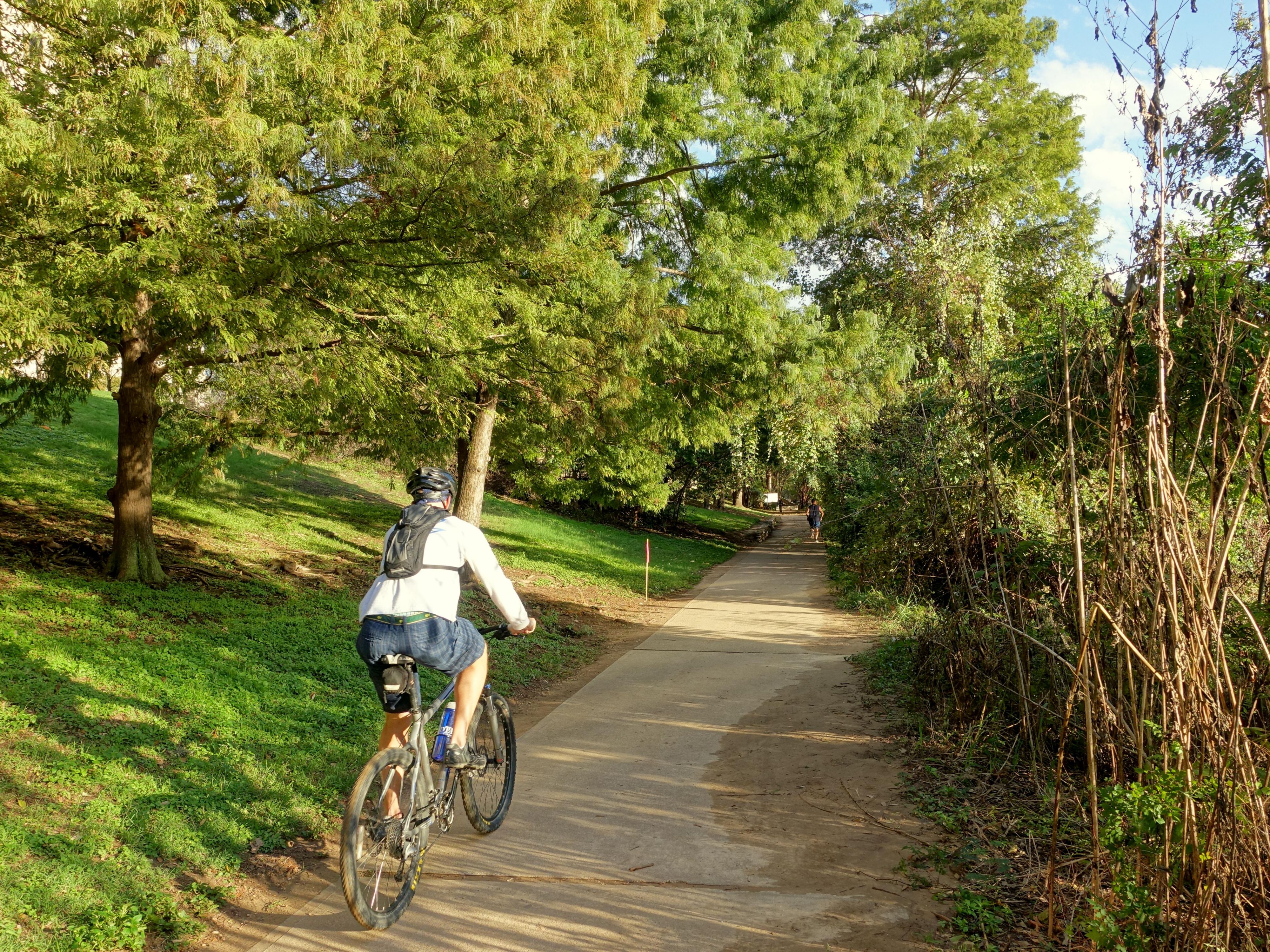Austin’s most popular outdoor trail, the Ann & Roy Butler Hike-and-Bike Trail, loops 10 miles around Lady Bird Lake with skyline views and peaceful pathways. Perfect for walking, jogging, or biking, this downtown Austin trail blends recreation, relaxation, and iconic city scenery.