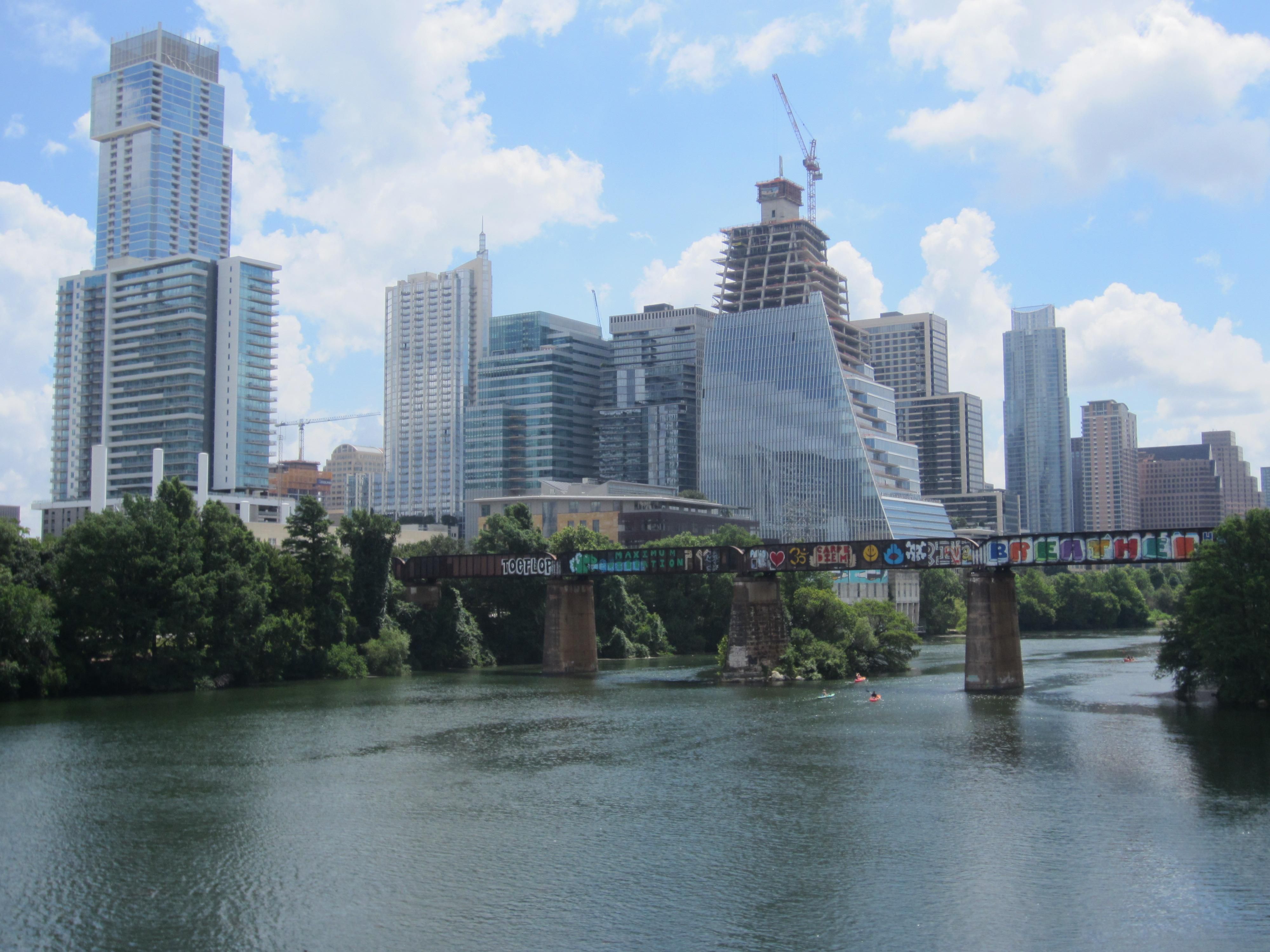 Settle in and give yourself extra time to experience Austin. Our lakeside location puts you close to the city’s top attractions, while offering a relaxing place to recharge. The longer you stay, the more you can see, do, and enjoy. Book your extended visit today and make every moment count in Austin.