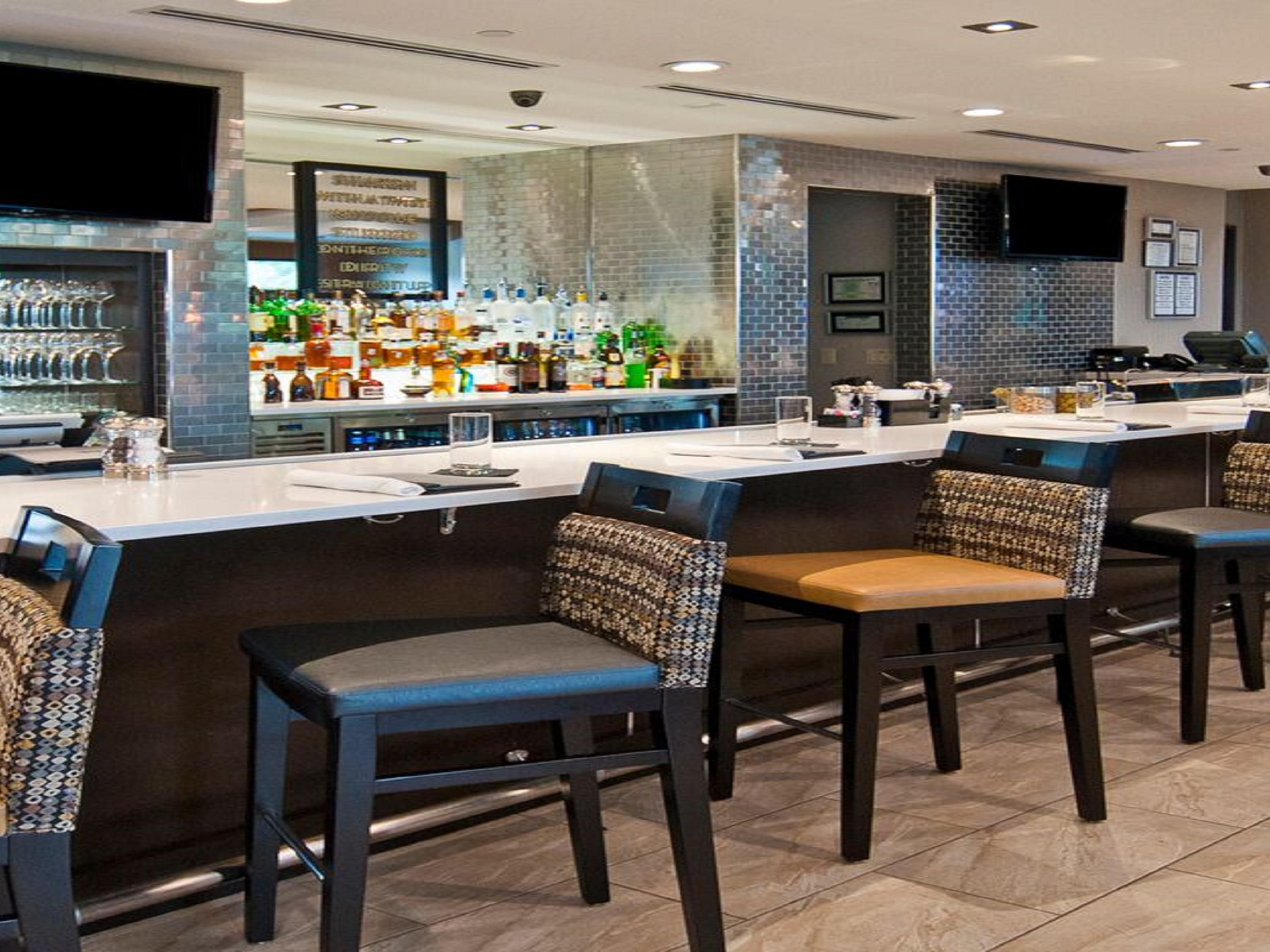 Whether you want to take your clients out for a drink or unwind after a long day of work, the G Bar and Bistro in our hotel is the perfect choice. We're dedicated to providing guests with the kind of genuine, warm and high-spirited Texas services you'd deserve whether it be breakfast, lunch or dinner. 
