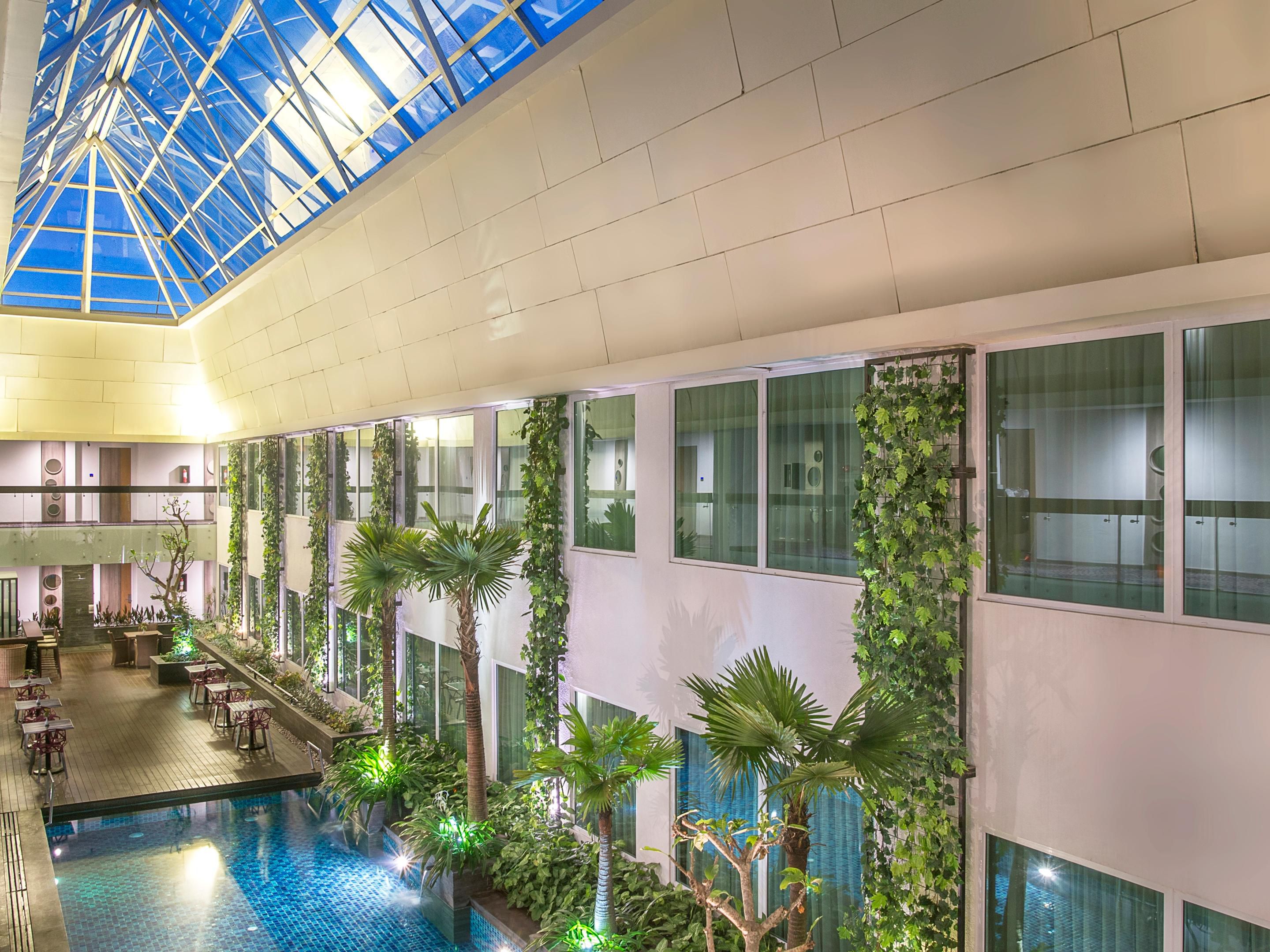 来体验独享的特权，探索我们位于6楼的室内泳池。所有入住高级客房和套房的客人皆可享受使用室内泳池的特权，而我们的户外泳池则对所有房型开放。营业时间每天从早上07:00至下午06:00。