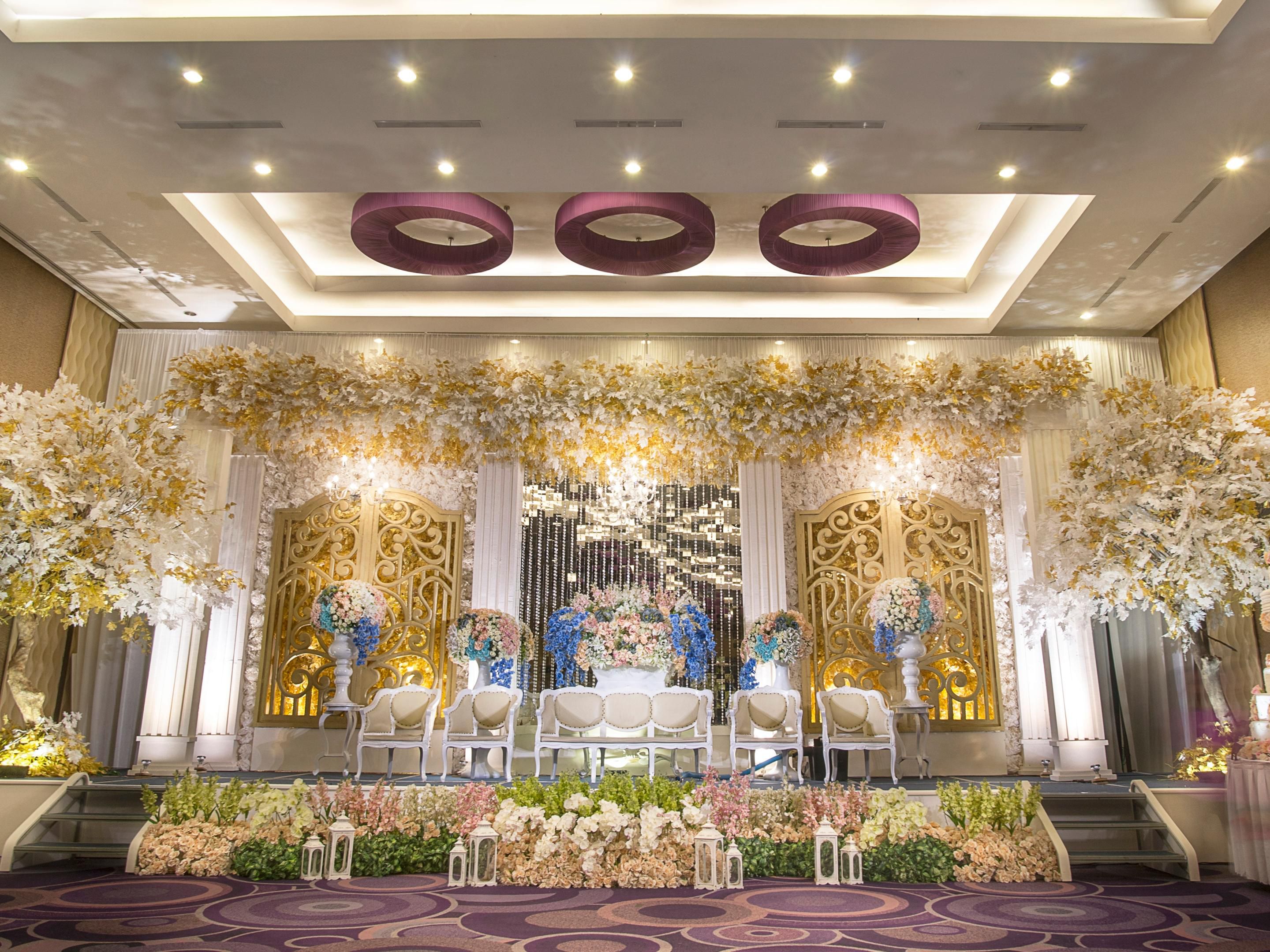 简约与美感完美结合，将成为启动您婚礼计画的魔幻词汇。我们的婚礼套餐提供简单而优雅的布置，打造出令人惊艳而盛大的婚礼接待场景。我们的宴会听可容纳多达2,000人，适合举办传统婚礼、中式婚礼以及国际婚礼。