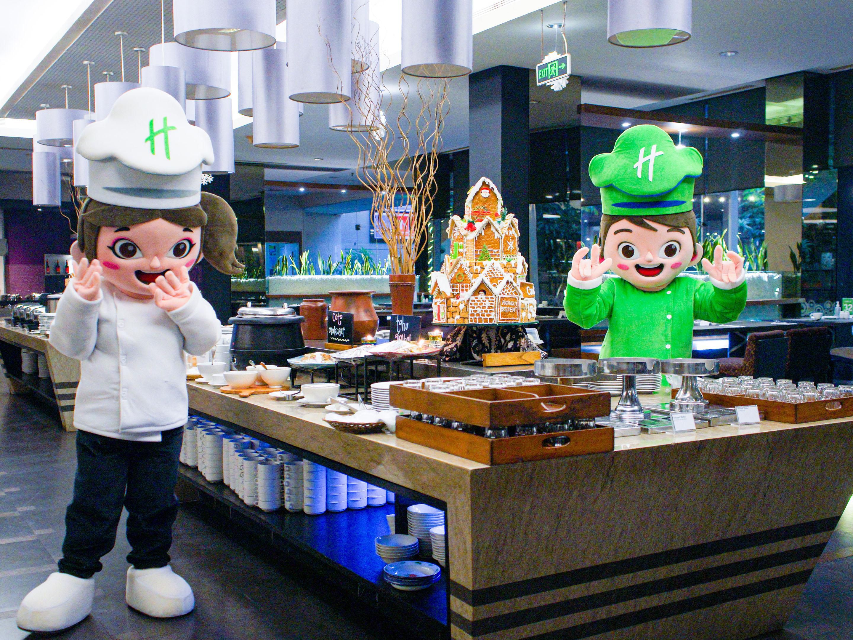 Holiday Inn Bandung Pasteur 酒店乐于每周末早晨，为您和家人设计了一系列儿童活动。

这些充满乐趣的特色活动场所位于G楼层或靠近户外泳池，绝对能够吸引孩子们的喜爱，让他们在此拥有难忘的非凡体验。从烹饪课程到精彩的著色绘本，还有与我们亲爱的朋友「安妮与提米」见面的机会，