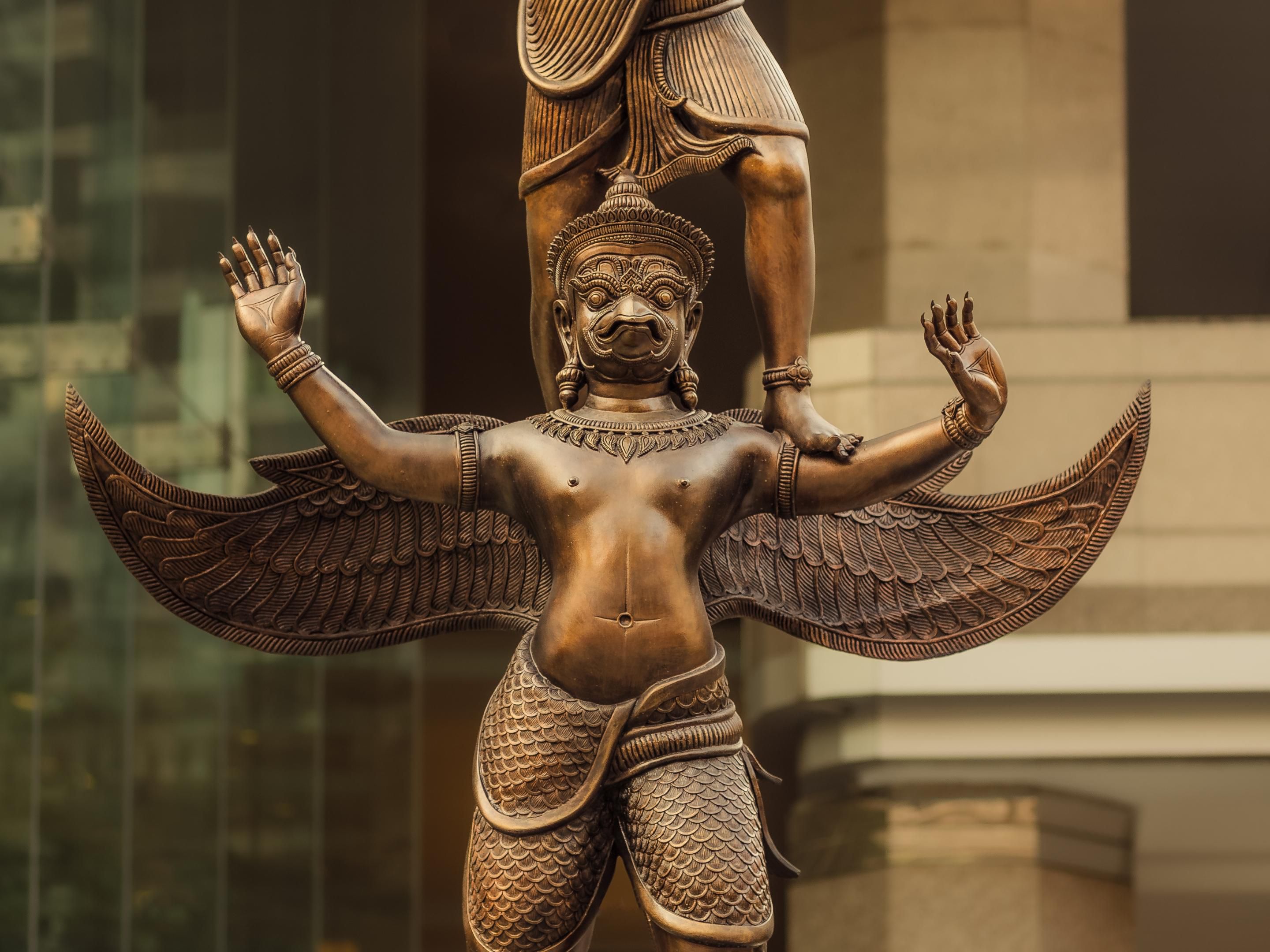 Just steps from Holiday Bangkok, explore the revered Erawan Shrine and Narayana Shrine right in front of the hotel. Perfectly placed for spiritual visits and cultural discoveries, these iconic landmarks offer guests a unique and convenient way to experience Bangkok’s rich heritage.