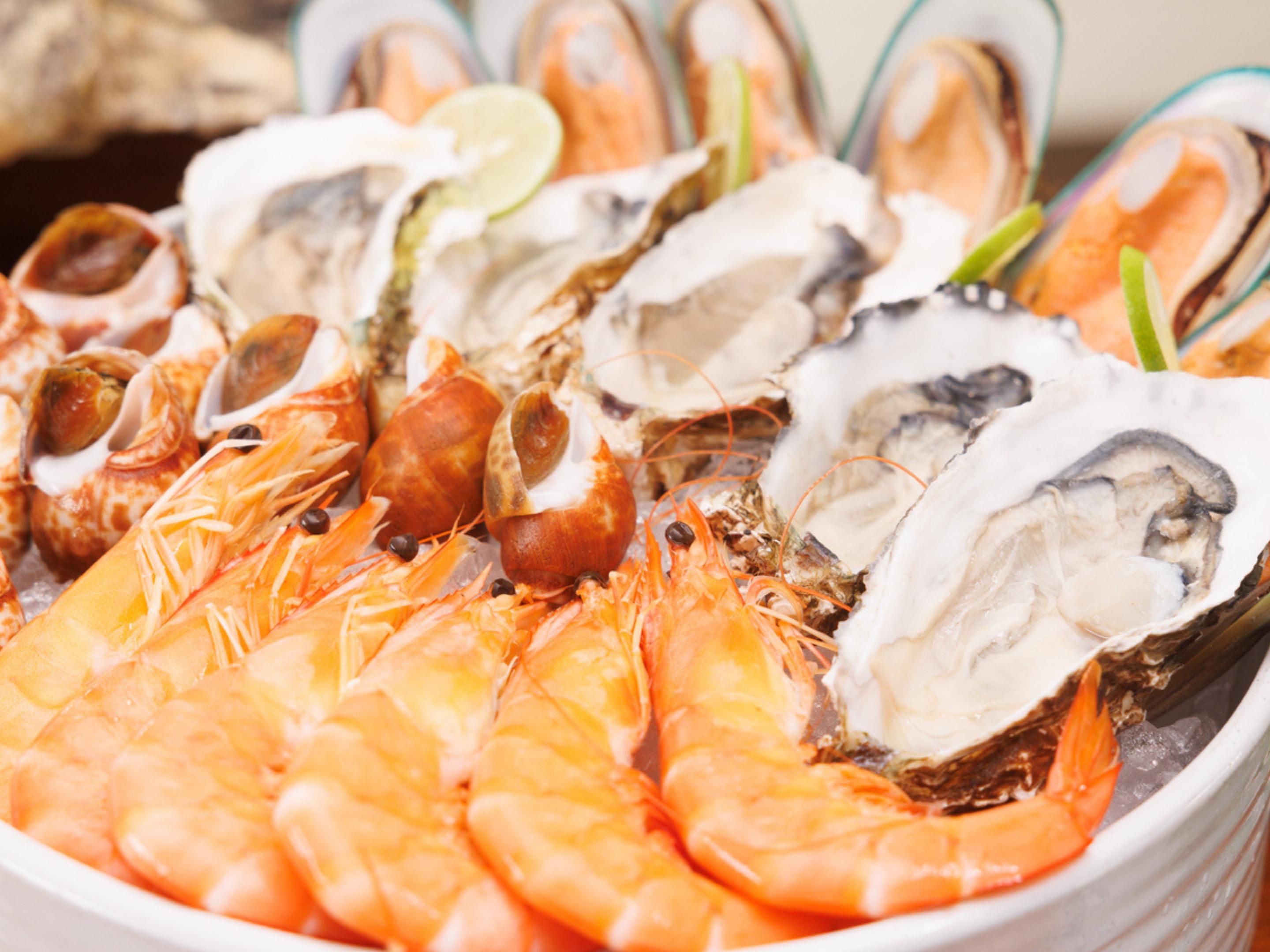 Bring the whole family for joyous buffets and delightful carol singing this Christmas Eve and Christmas Day at Ginger. Savour festive highlights such as smoked turkey, seafood thermidor, slow-cooked BBQ pork ribs, pan-fried salmon, and variety of seasonal specialties crafted to celebrate the spirit of the season.